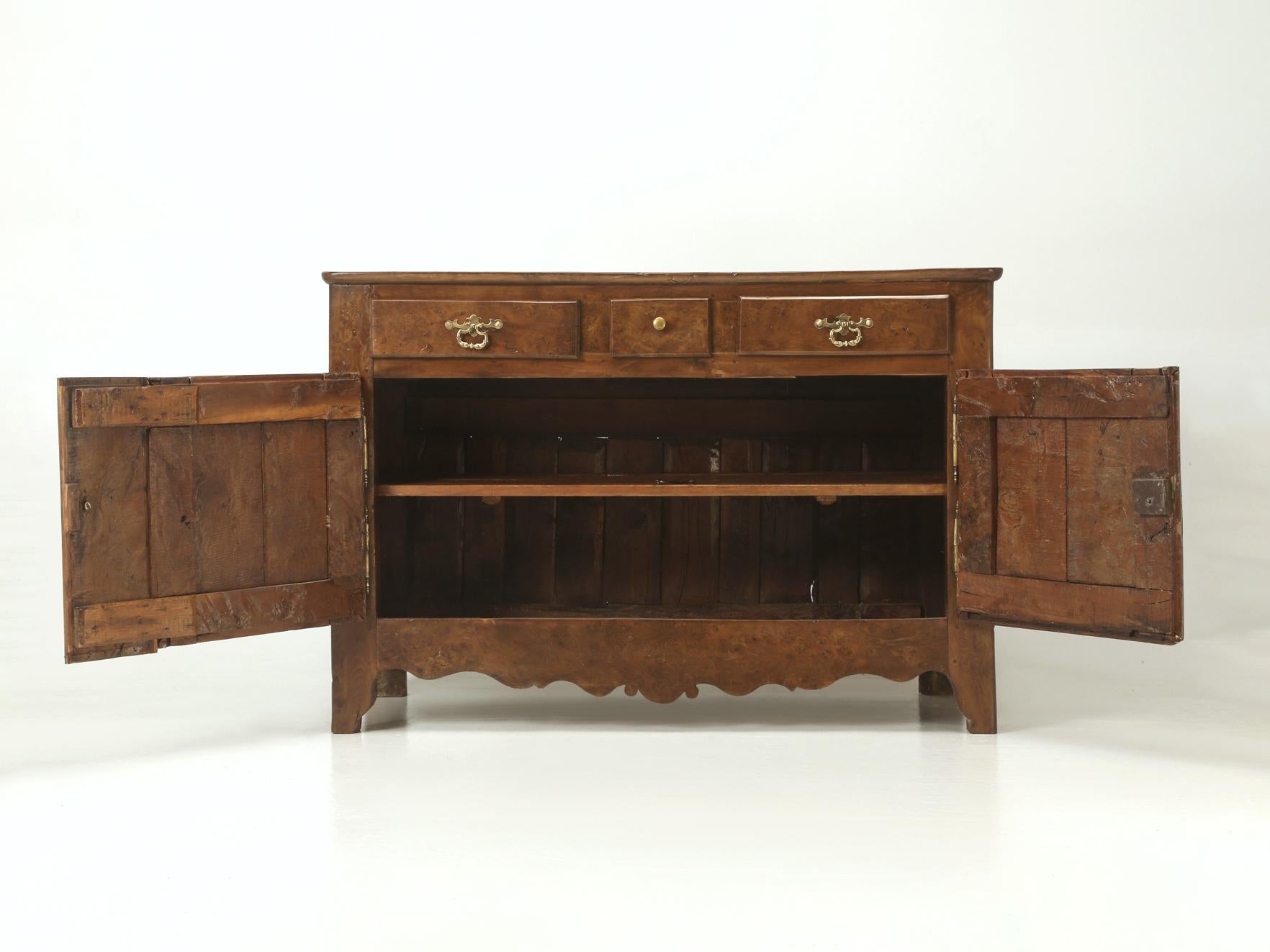 Buffet français ancien de style Louis XIII, circa 1800, restauré et rare 3