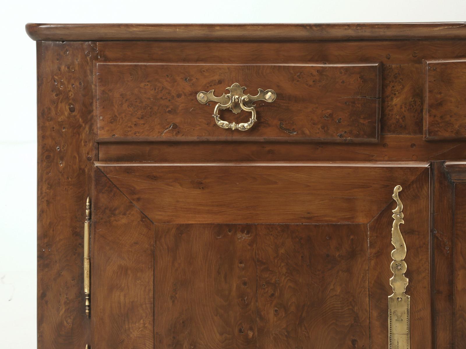 Buffet français ancien de style Louis XIII, circa 1800, restauré et rare Bon état à Chicago, IL