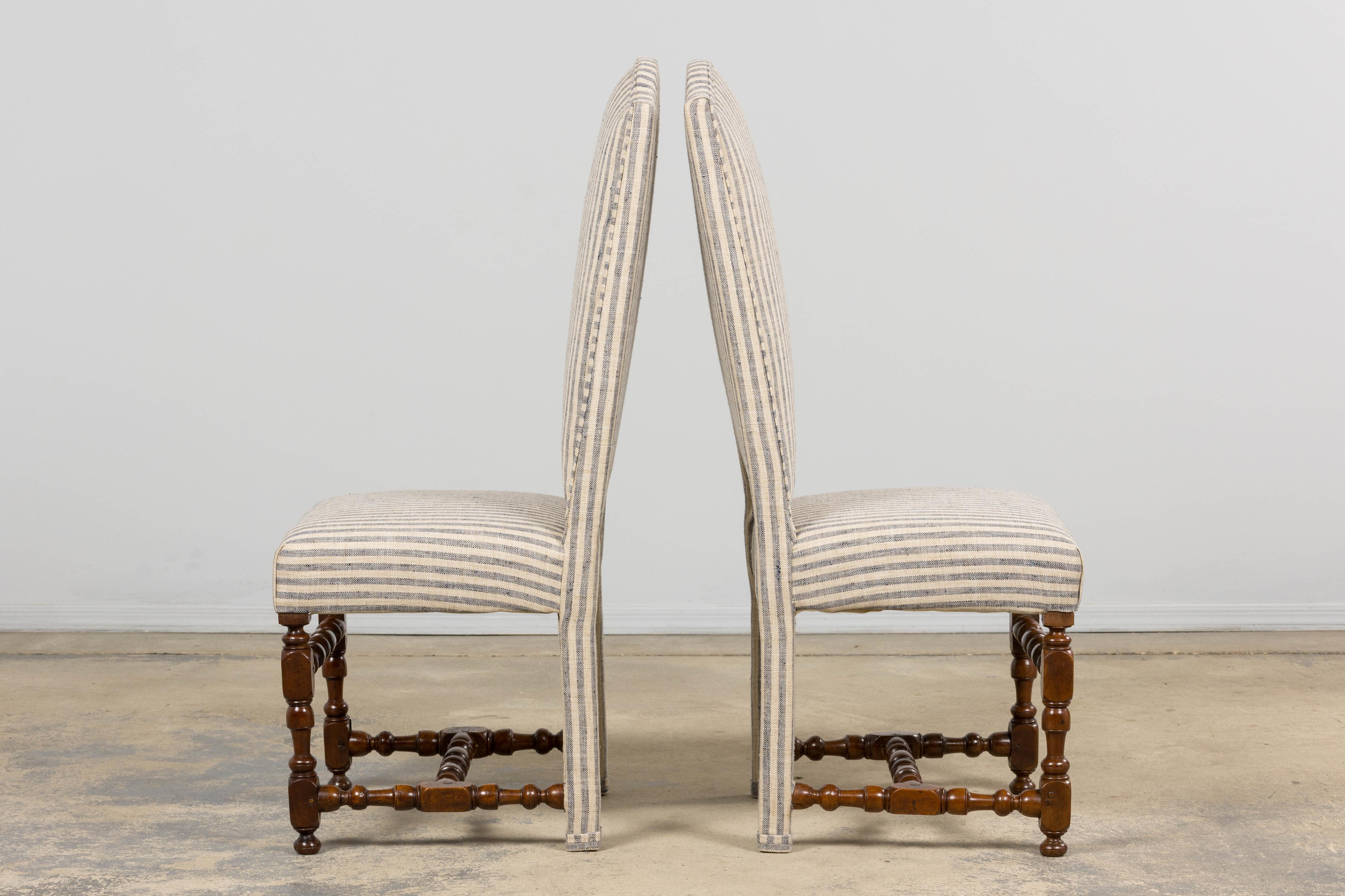 Antique French Louis XIII Nussbaum Esszimmerstühle in Tailored Stripe - Satz von 8 im Angebot 4