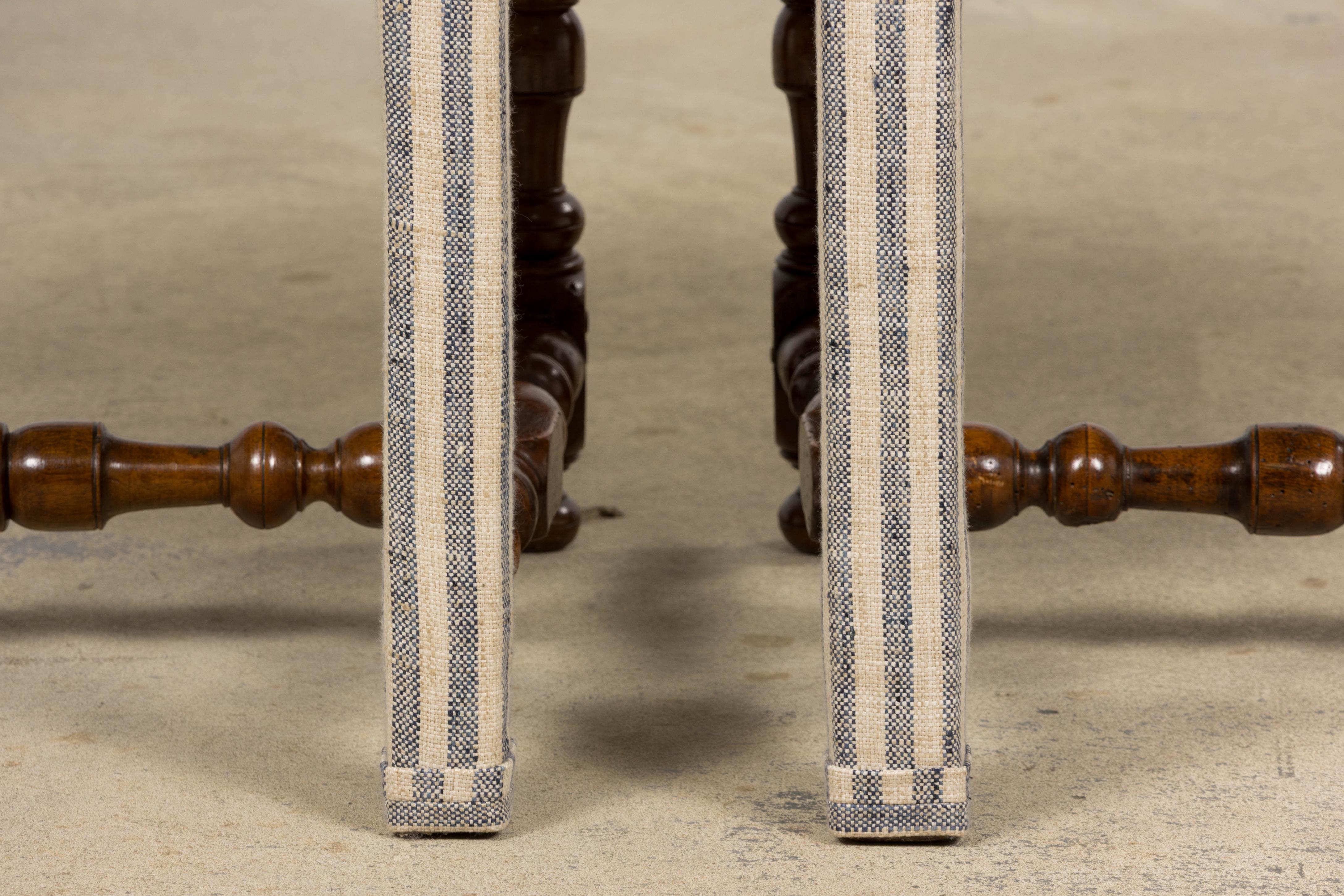 Antique French Louis XIII Nussbaum Esszimmerstühle in Tailored Stripe - Satz von 8 im Angebot 5