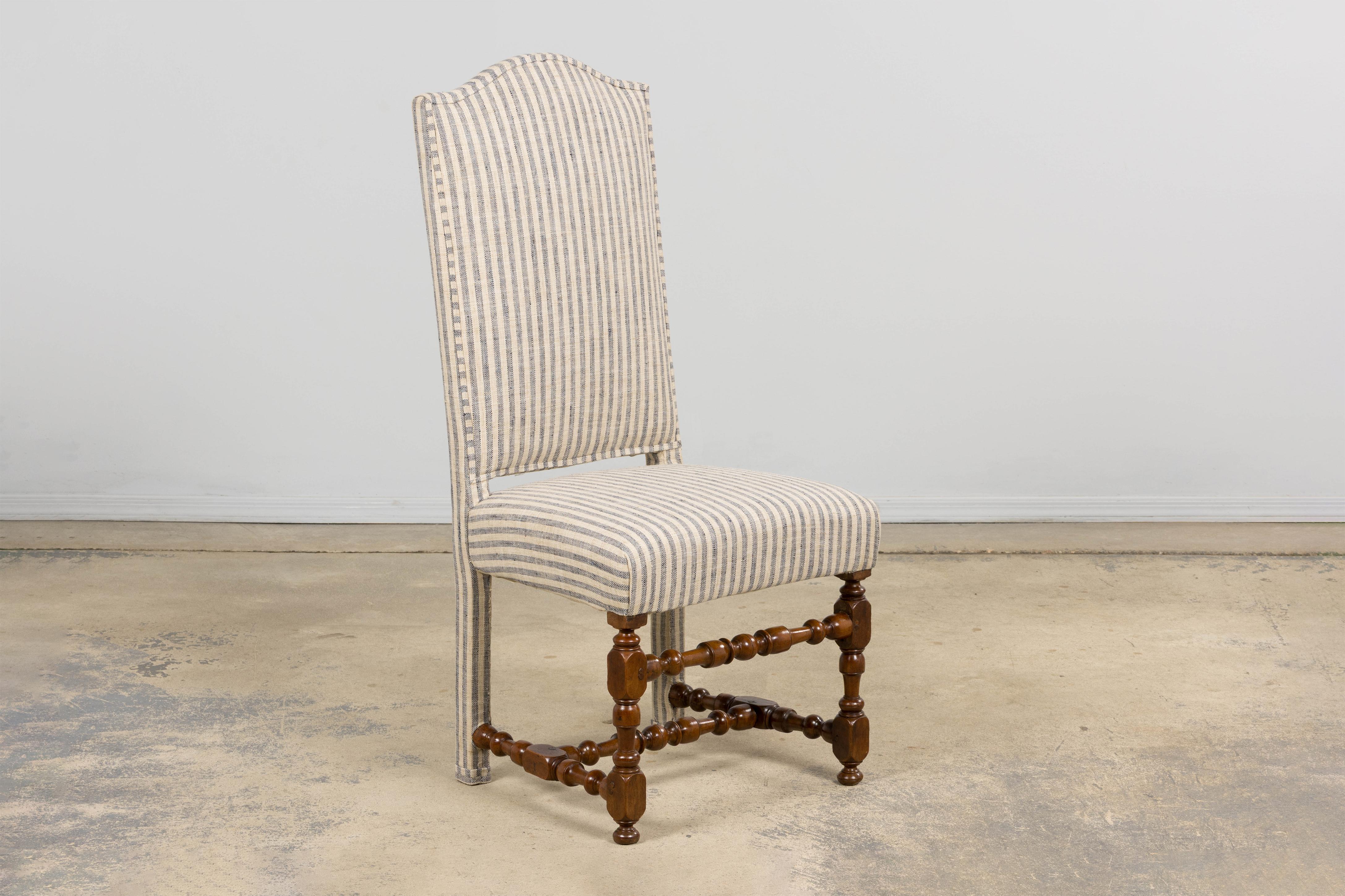 Antique French Louis XIII Nussbaum Esszimmerstühle in Tailored Stripe - Satz von 8 im Angebot 7
