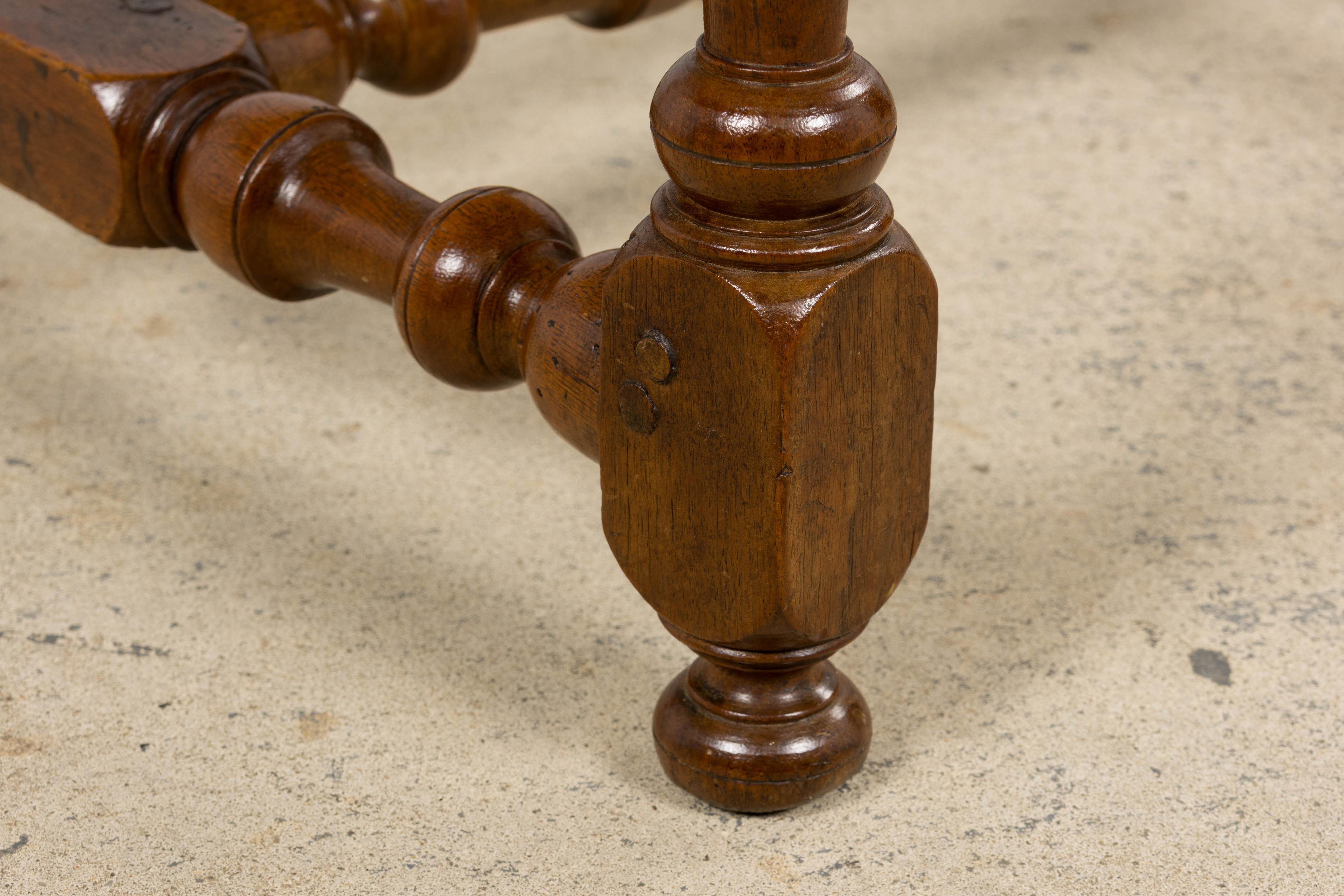 Antique French Louis XIII Nussbaum Esszimmerstühle in Tailored Stripe - Satz von 8 im Angebot 9