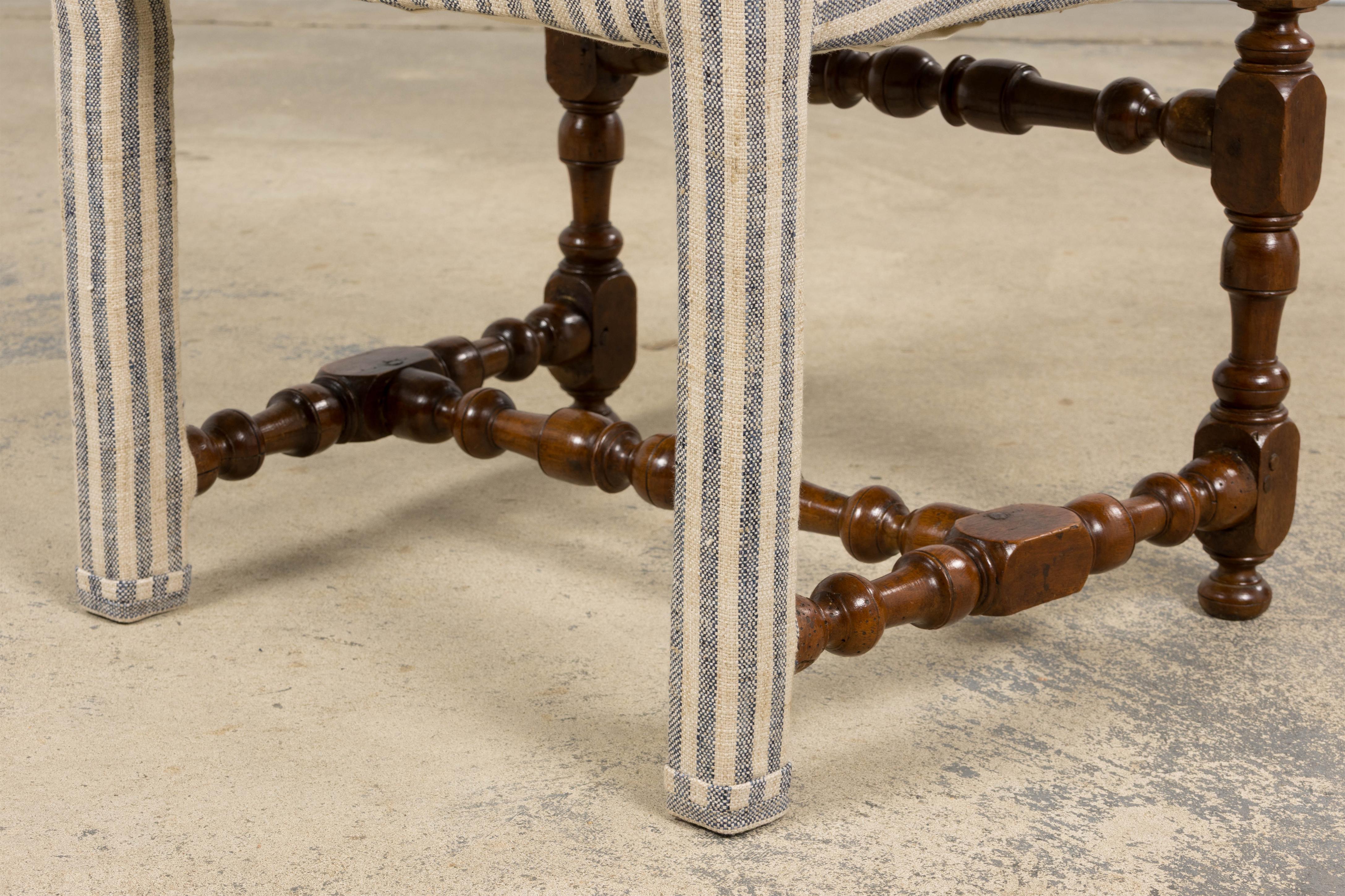 Antique French Louis XIII Nussbaum Esszimmerstühle in Tailored Stripe - Satz von 8 im Angebot 10