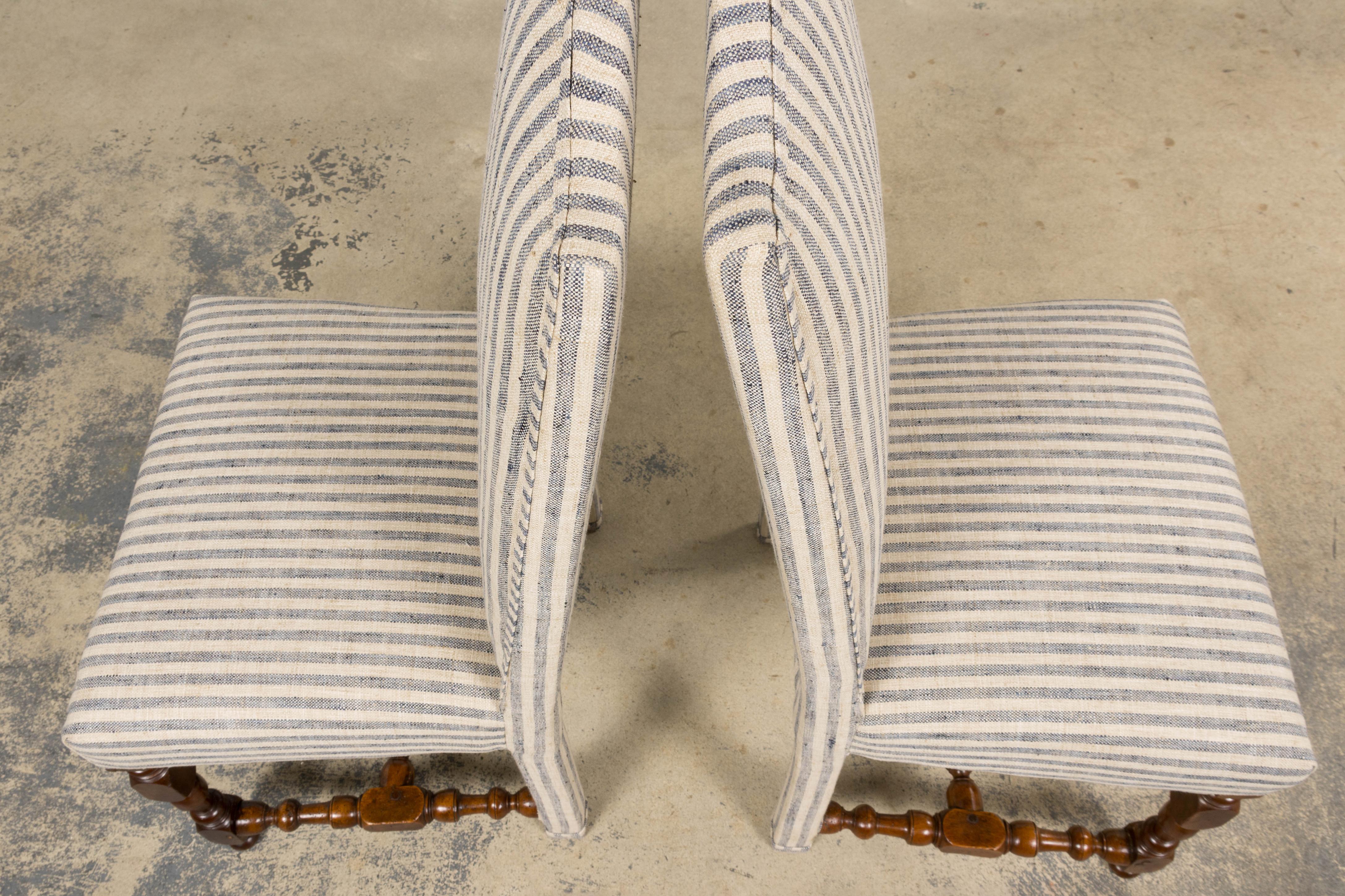 Antique French Louis XIII Nussbaum Esszimmerstühle in Tailored Stripe - Satz von 8 im Angebot 11