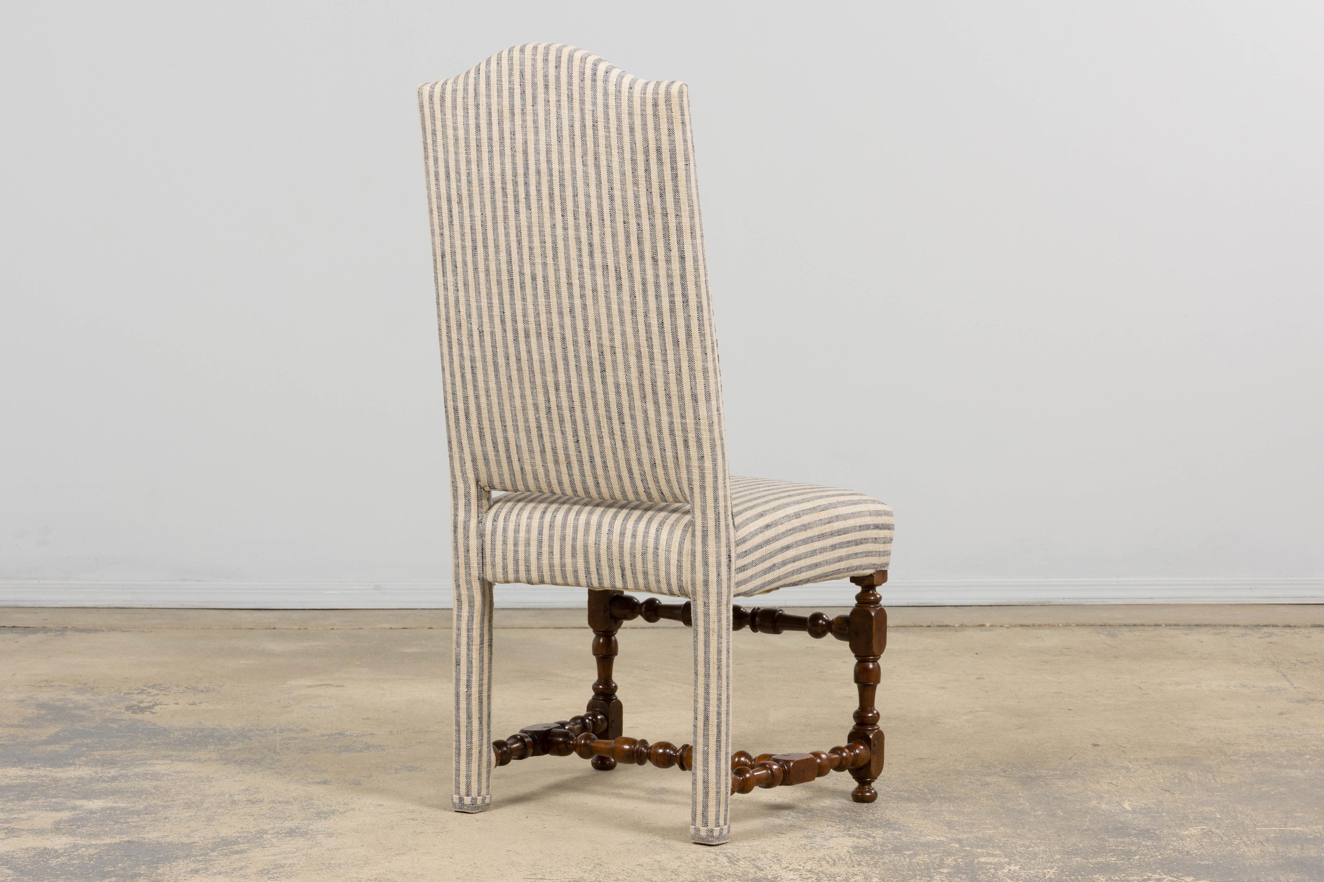 Antique French Louis XIII Nussbaum Esszimmerstühle in Tailored Stripe - Satz von 8 im Angebot 12