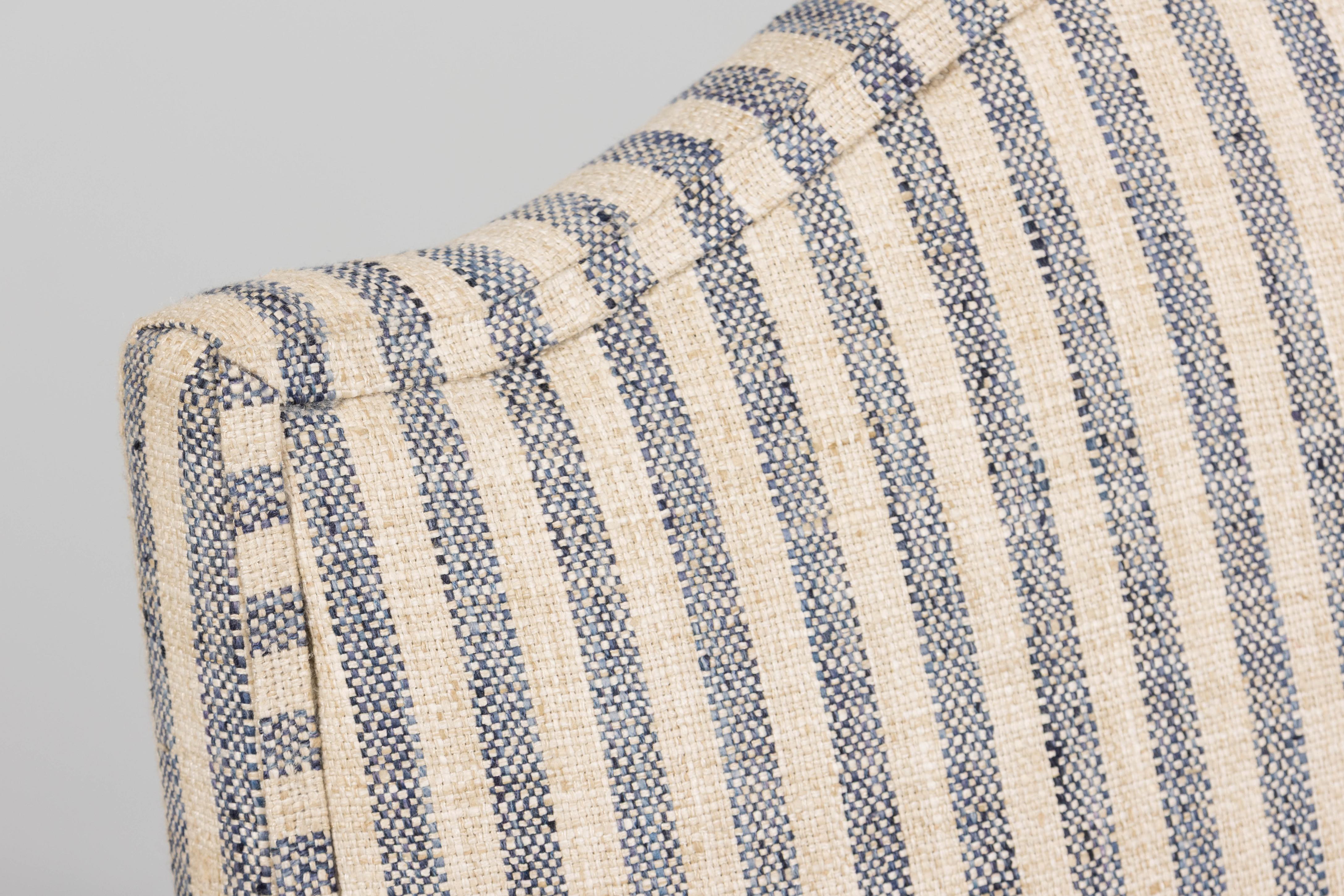 Antique French Louis XIII Nussbaum Esszimmerstühle in Tailored Stripe - Satz von 8 (Französisch) im Angebot