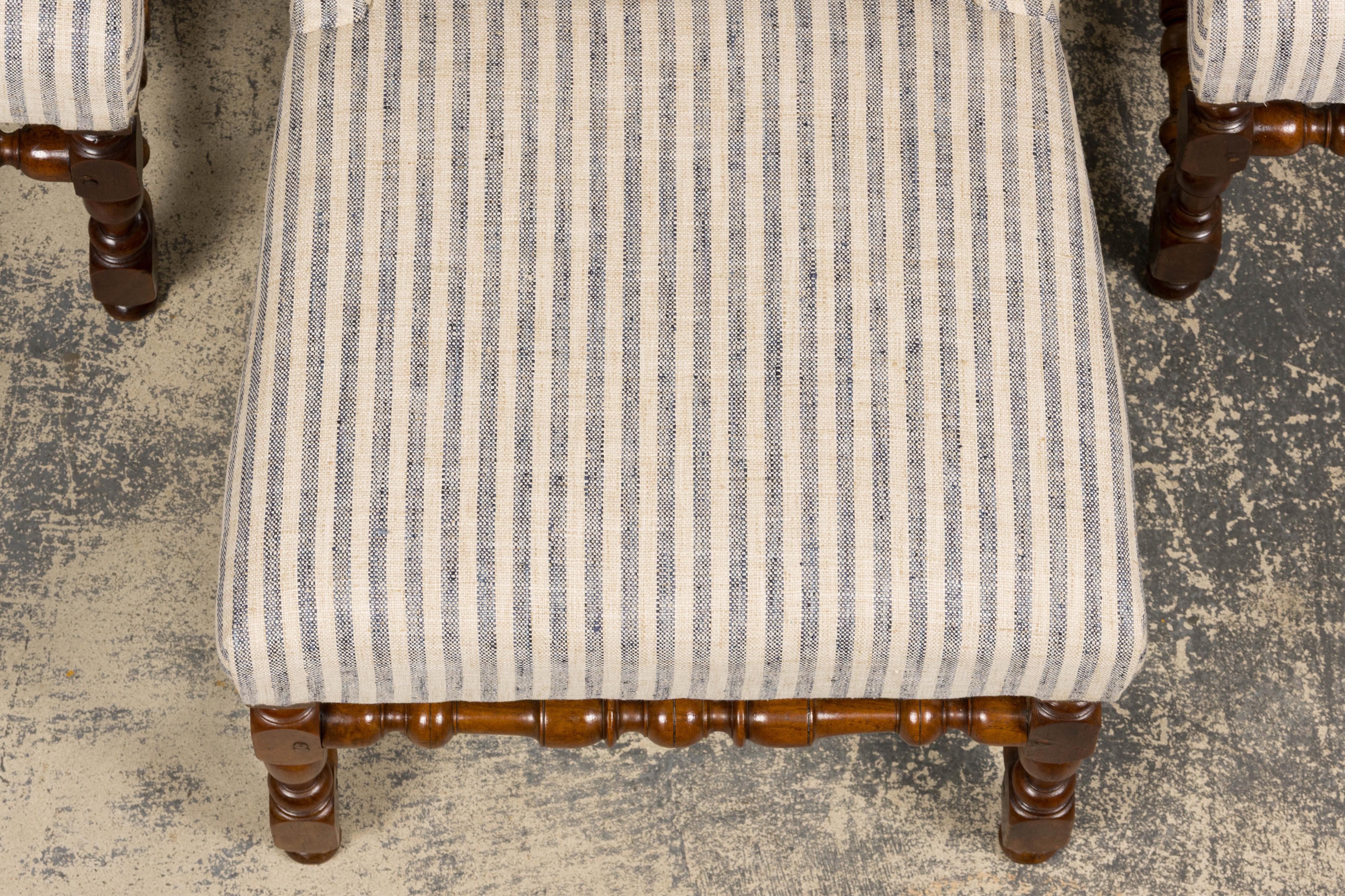 Antique French Louis XIII Nussbaum Esszimmerstühle in Tailored Stripe - Satz von 8 (Handgeschnitzt) im Angebot