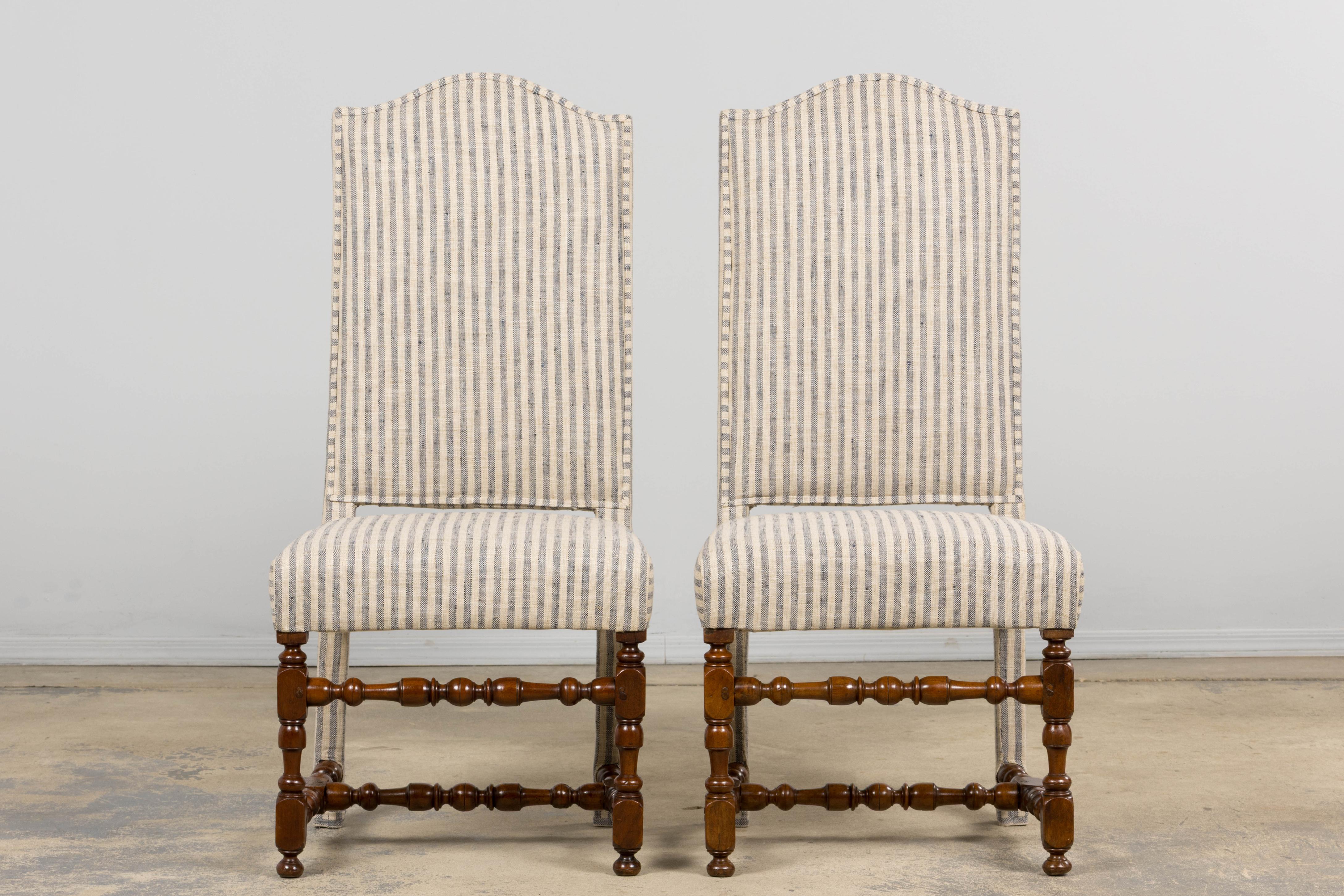 Antique French Louis XIII Nussbaum Esszimmerstühle in Tailored Stripe - Satz von 8 im Zustand „Gut“ im Angebot in Astoria, NY