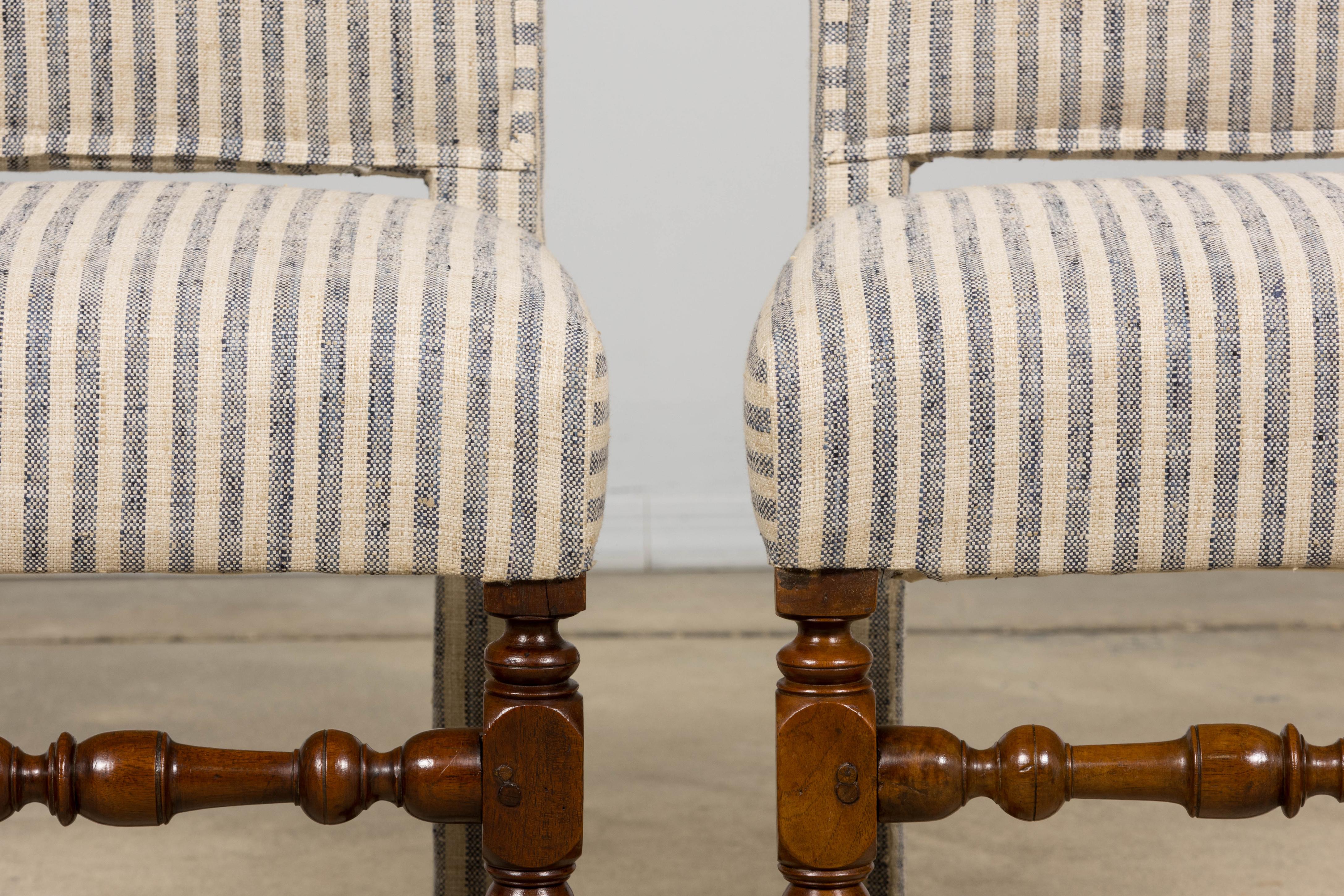 Antique French Louis XIII Nussbaum Esszimmerstühle in Tailored Stripe - Satz von 8 (18. Jahrhundert) im Angebot