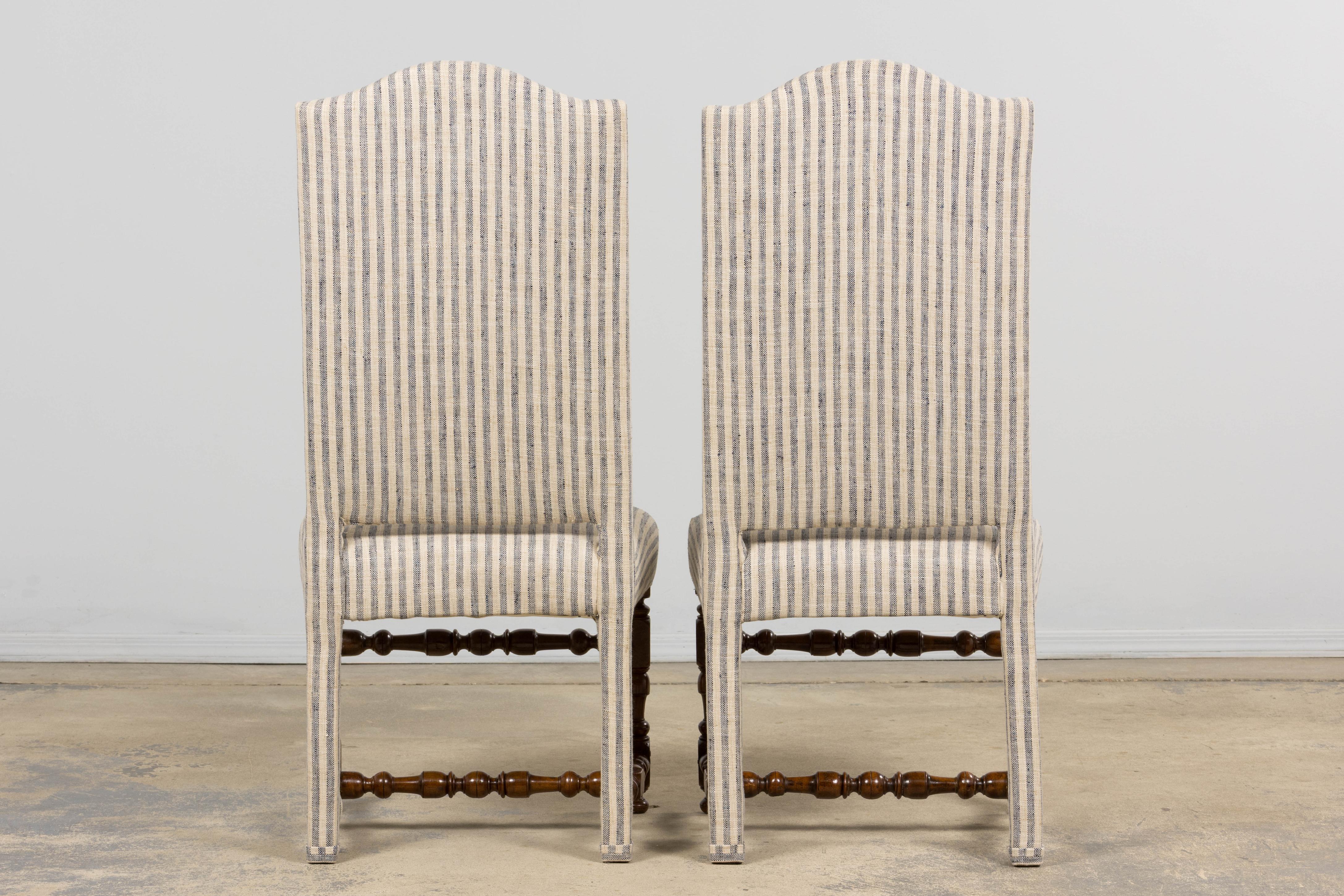 Antique French Louis XIII Nussbaum Esszimmerstühle in Tailored Stripe - Satz von 8 (Stoff) im Angebot