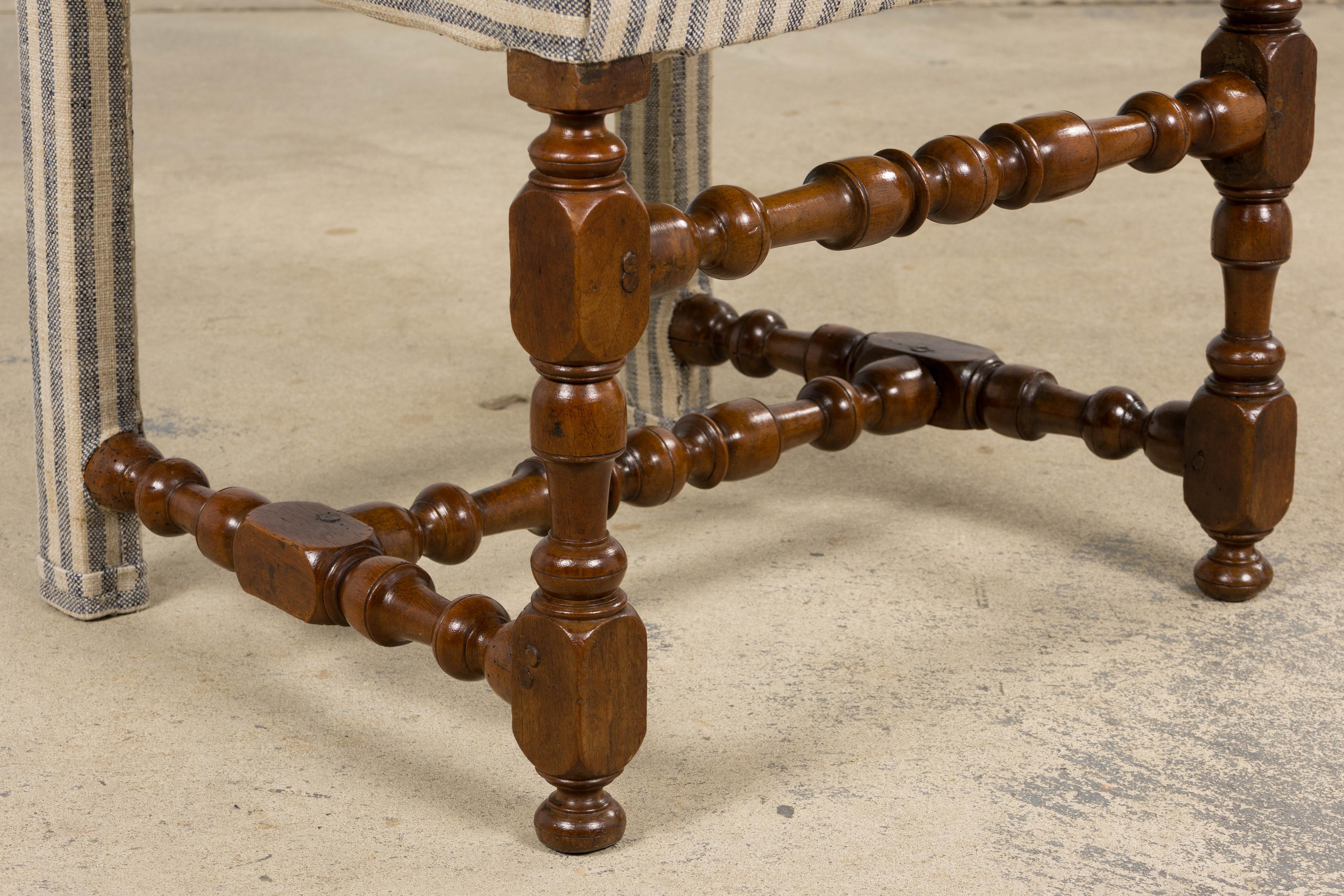 Antique French Louis XIII Nussbaum Esszimmerstühle in Tailored Stripe - Satz von 8 im Angebot 1