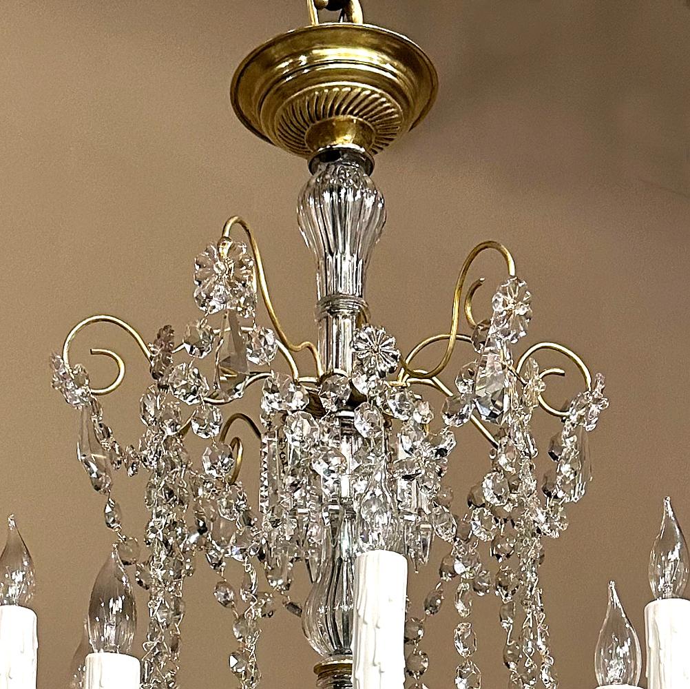 20ième siècle Lustre français ancien Louis XIV en laiton et cristal en vente