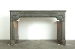 Antique French Louis XIV Buxy Limestone Fireplace Mantel - Profilo robusto