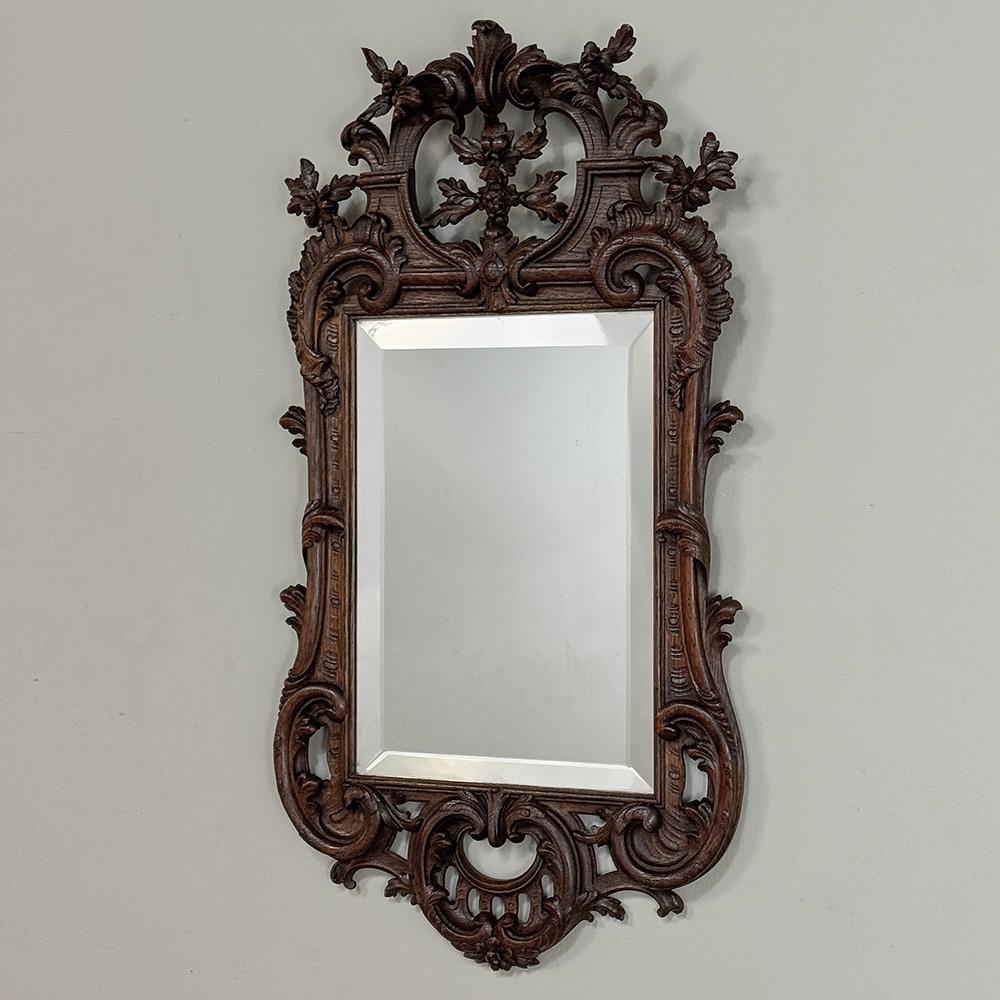 L'Antique French Louis XIV Carved Wood Mirror è un esempio superlativo dell'arte dello scultore del legno!  Utilizzando ispirazioni classiche e barocche per il suo lavoro, l'artista ha scolpito meticolosamente una struttura davvero sorprendente,