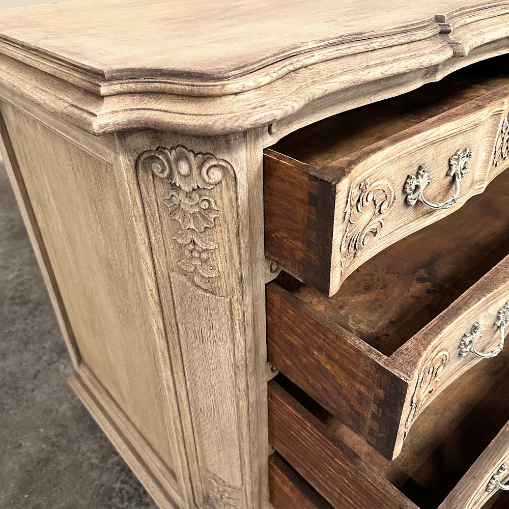 Antique Commode ~ Commode Louis XIV française en Oak strié en vente 3