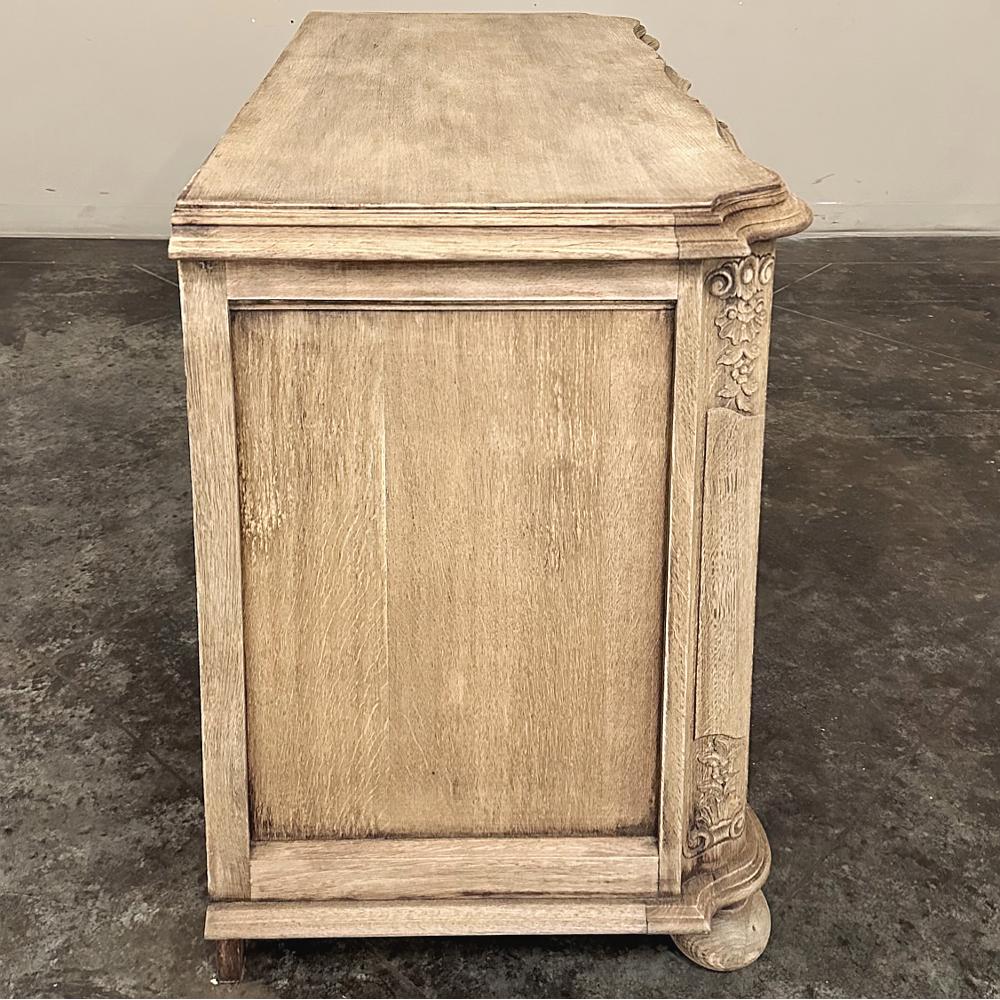 Antique Commode ~ Commode Louis XIV française en Oak strié en vente 4