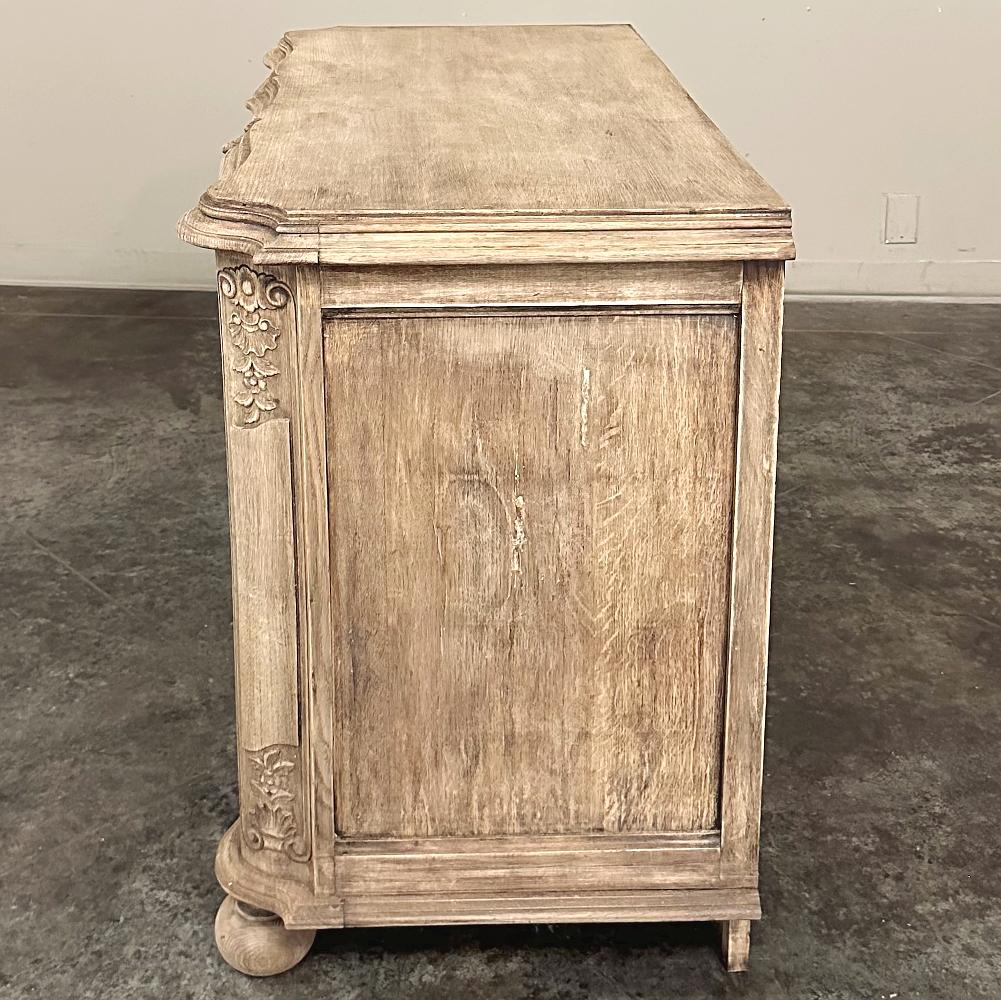 Antique Commode ~ Commode Louis XIV française en Oak strié en vente 5