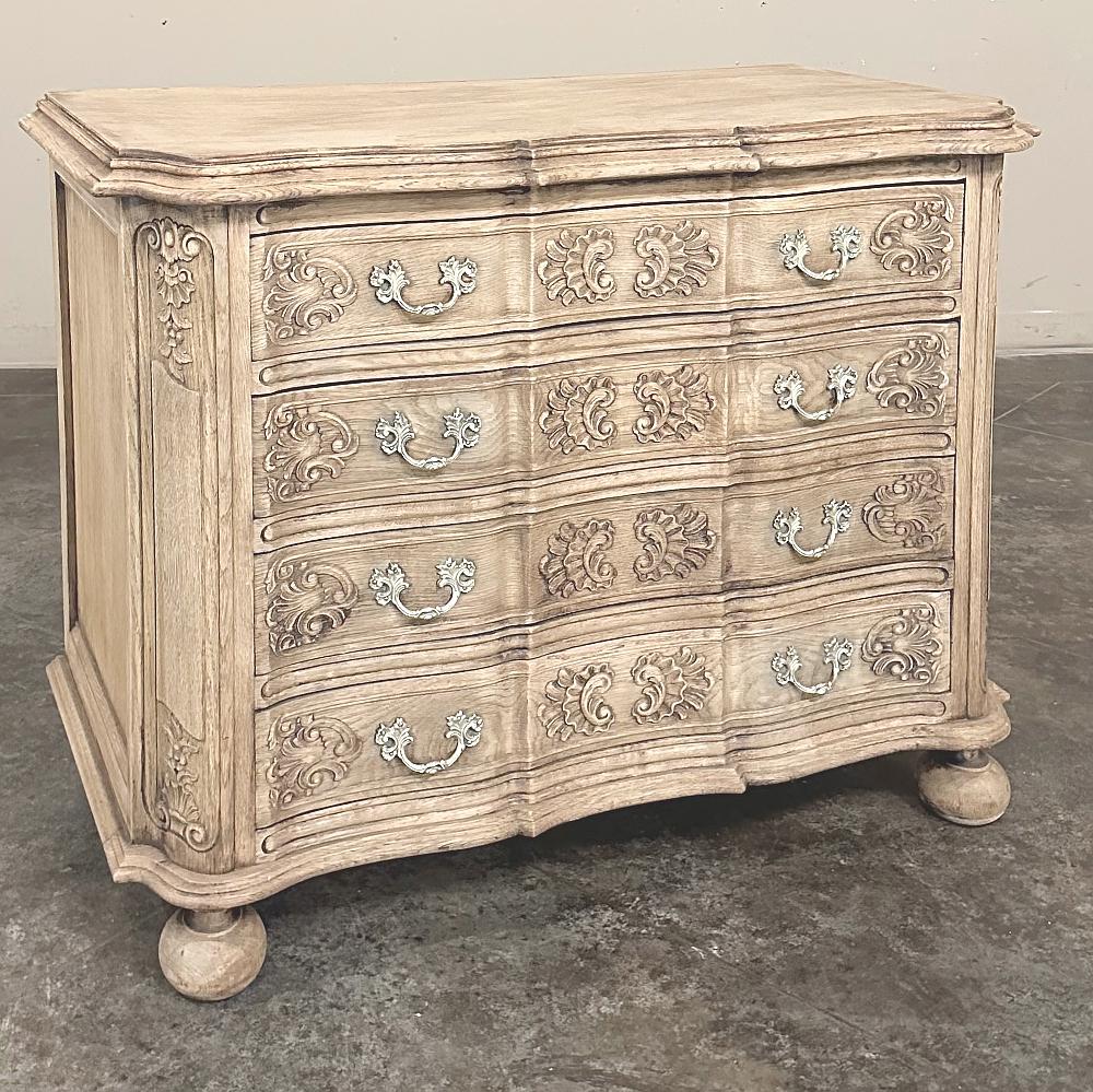 Commode ancienne en chêne décapé de style Louis XIV est une étude de la forme masculine française, fabriquée en chêne pour durer des générations !  La façade profilée est encadrée par des poteaux d'angle recourbés en forme de serpentin et sculptés