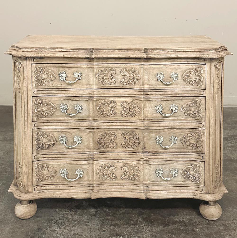 Sculpté Antique Commode ~ Commode Louis XIV française en Oak strié en vente
