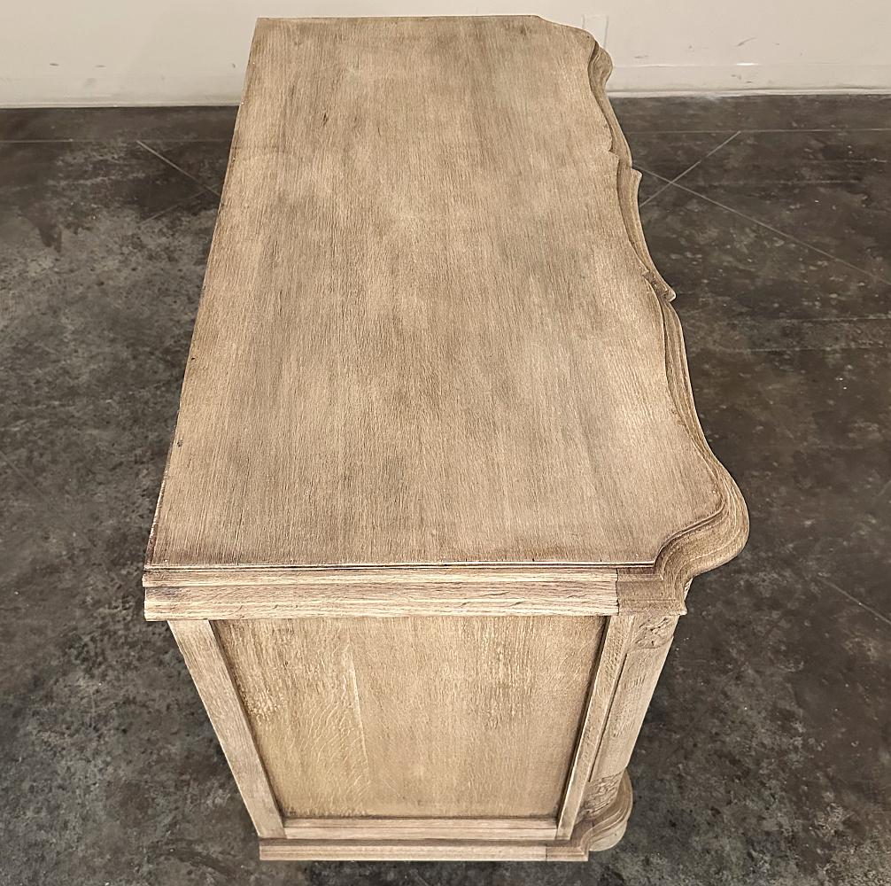 Laiton Antique Commode ~ Commode Louis XIV française en Oak strié en vente