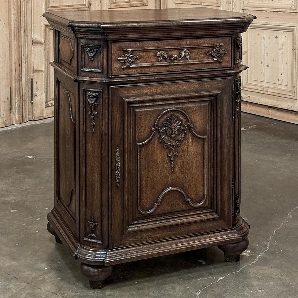 Le Confiturier Antique Français Louis XIV est en fait un buffet à une porte, et en tant que tel, le design est le choix parfait pour faire des vanités de salle de bain uniques, ajouter une surface de stockage et d'exposition pratique à une niche
