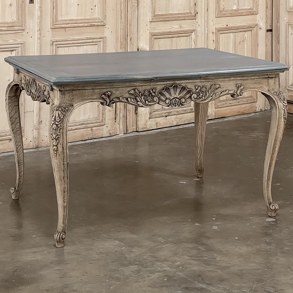 Cette table de salle à manger ancienne de style Louis XIV est une merveilleuse adaptation du modèle en bois fruitier sublime, mais à une échelle plus petite qu'à l'accoutumée. Lorsqu'elle est entièrement déployée, la table mesure 2,5 mètres de long,