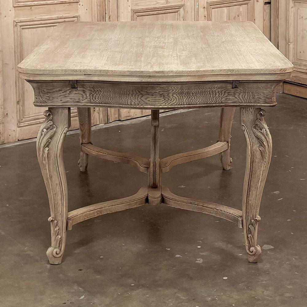 Ancienne table de salle à manger française Louis XIV à feuilles tombantes en chêne rayé en vente 10