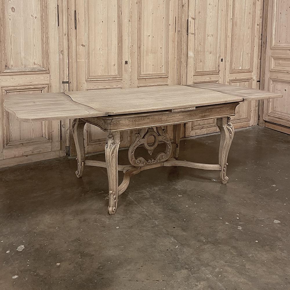 20ième siècle Ancienne table de salle à manger française Louis XIV à feuilles tombantes en chêne rayé en vente