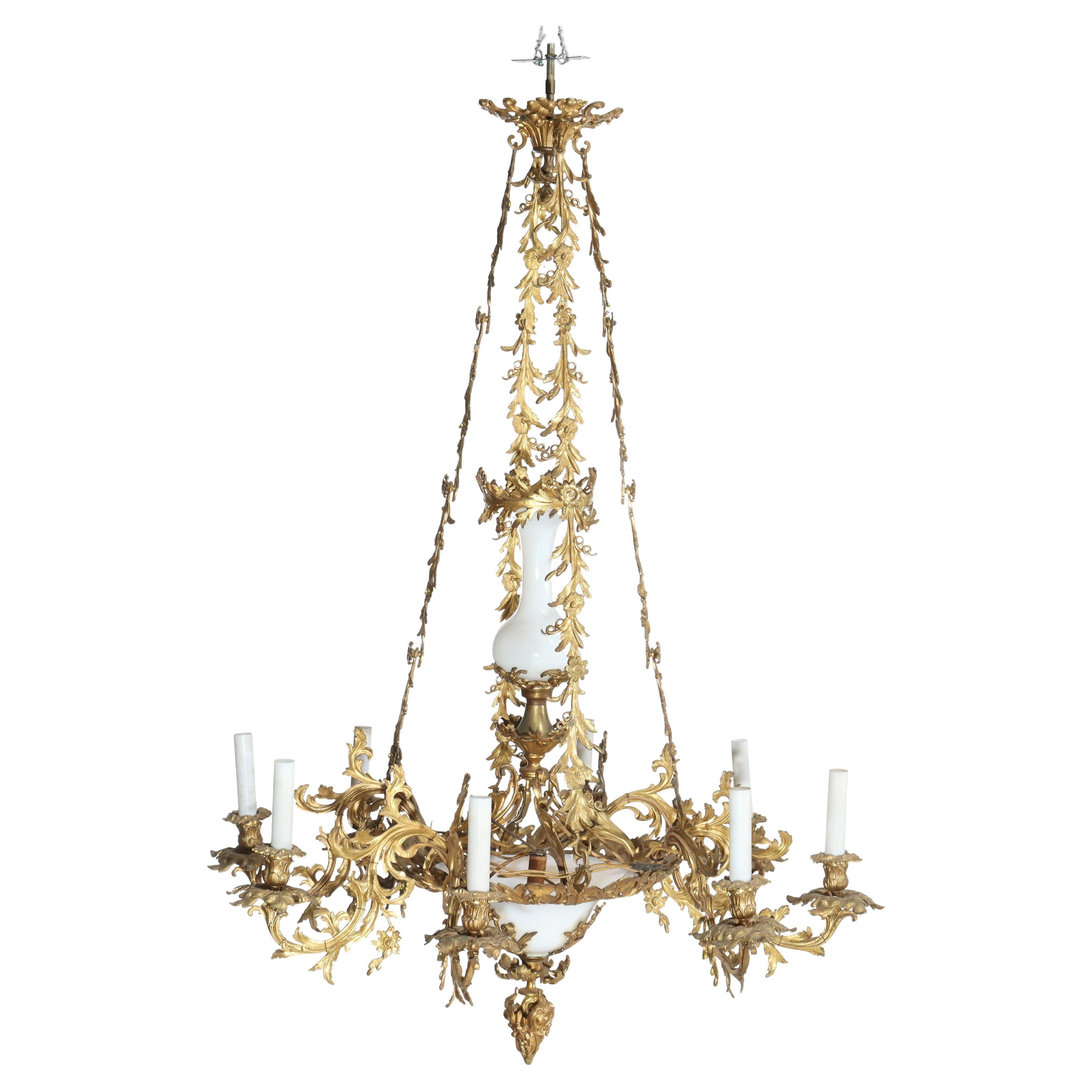 Antique Chandelier en bronze doré et verre Opaline de style Louis XIV 19ème siècle en vente