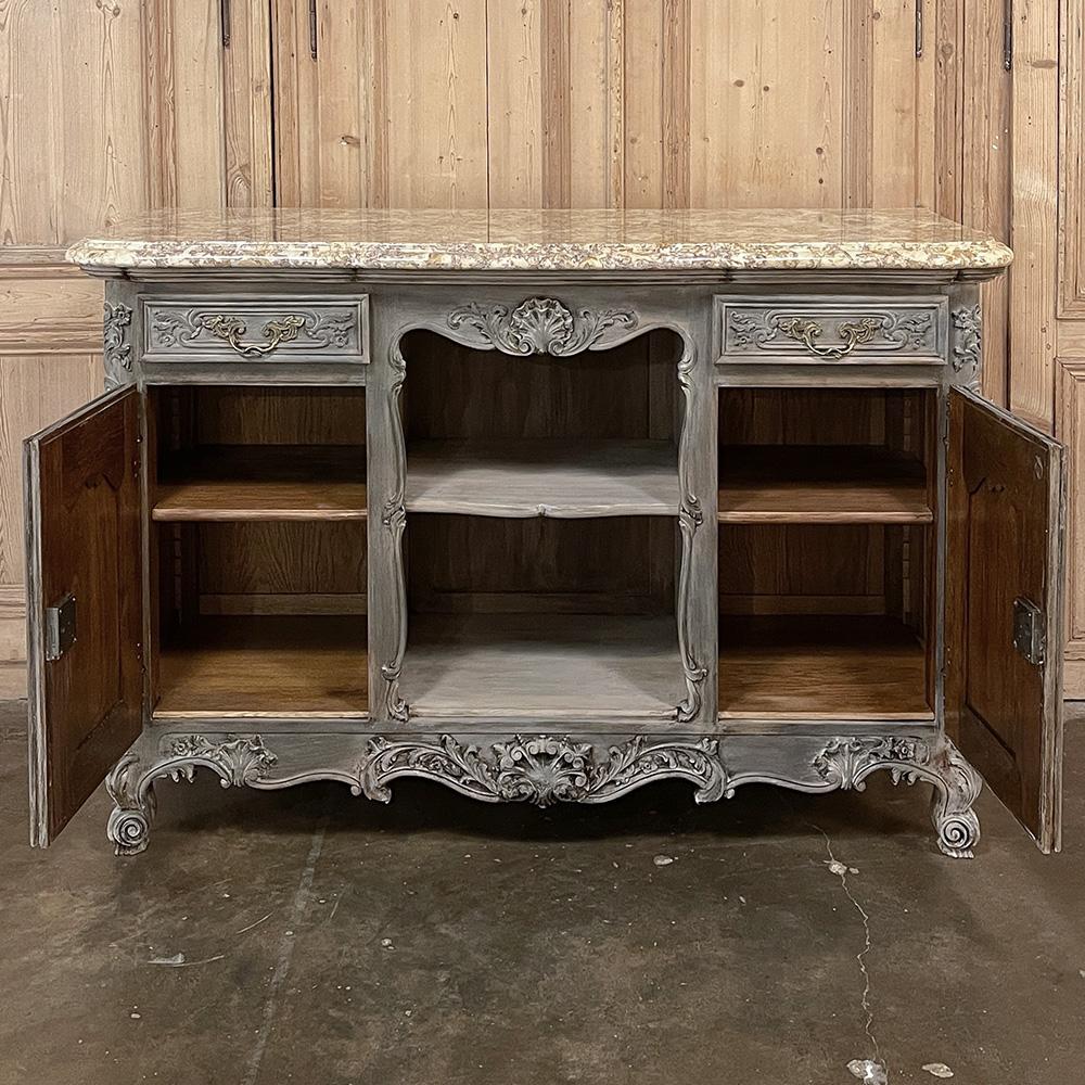 Antike Französisch Louis XIV Grau gewaschen Obstholz Marmorplatte Buffet (20. Jahrhundert) im Angebot