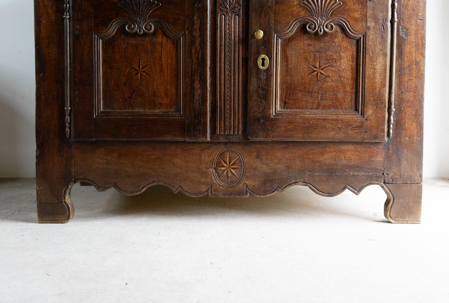 Antique French Louis XIV Inlaid and Carved Oak Cabinet, Early 18Th C. in vendita 2