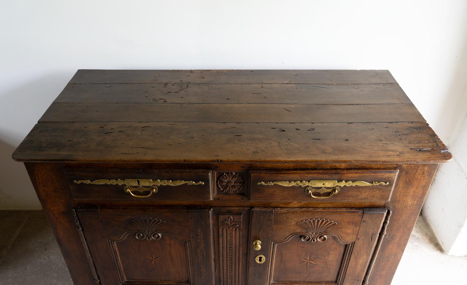 Antique French Louis XIV Inlaid and Carved Oak Cabinet, Early 18Th C. in vendita 4