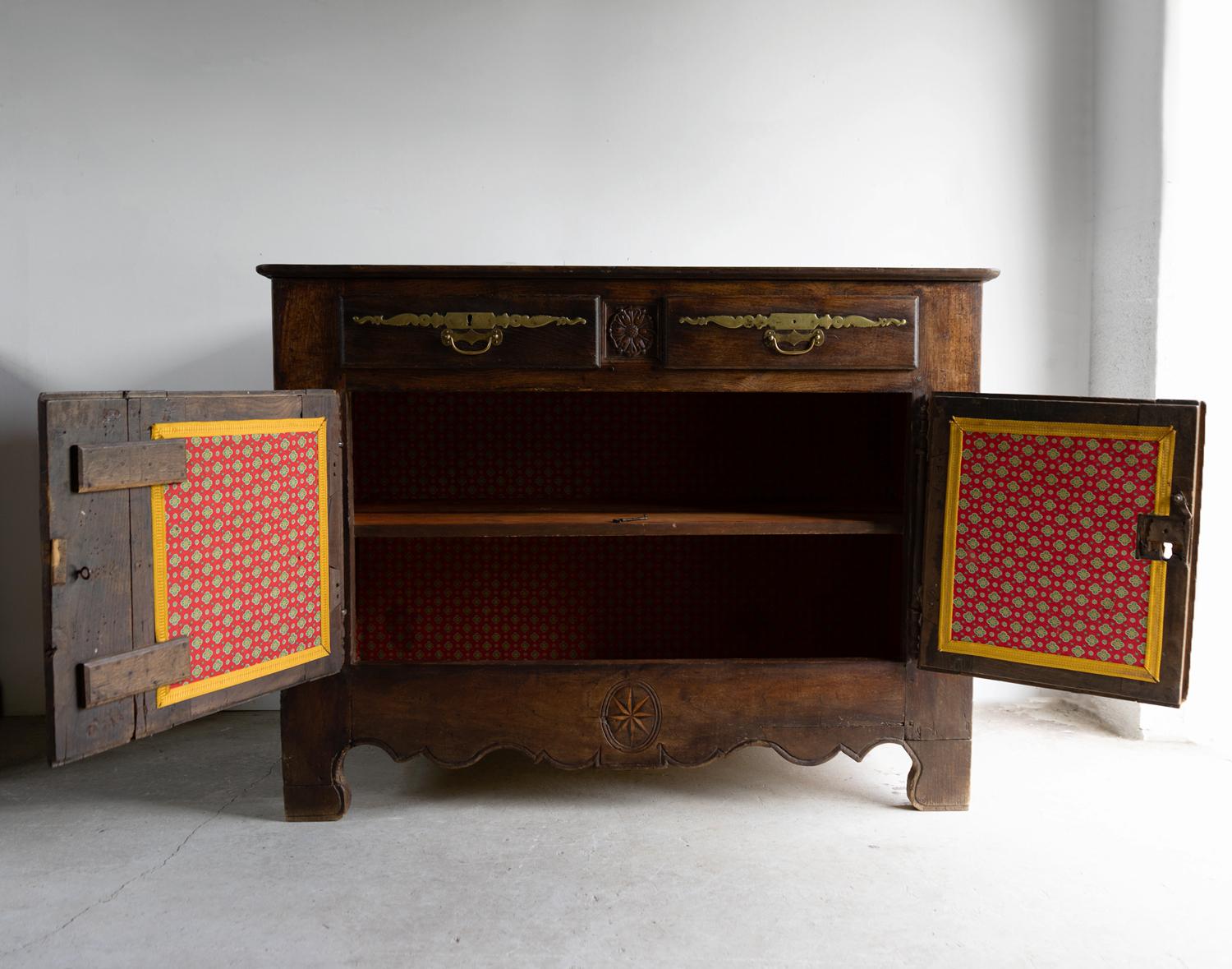 Antique French Louis XIV Inlaid and Carved Oak Cabinet, Early 18Th C. in vendita 6