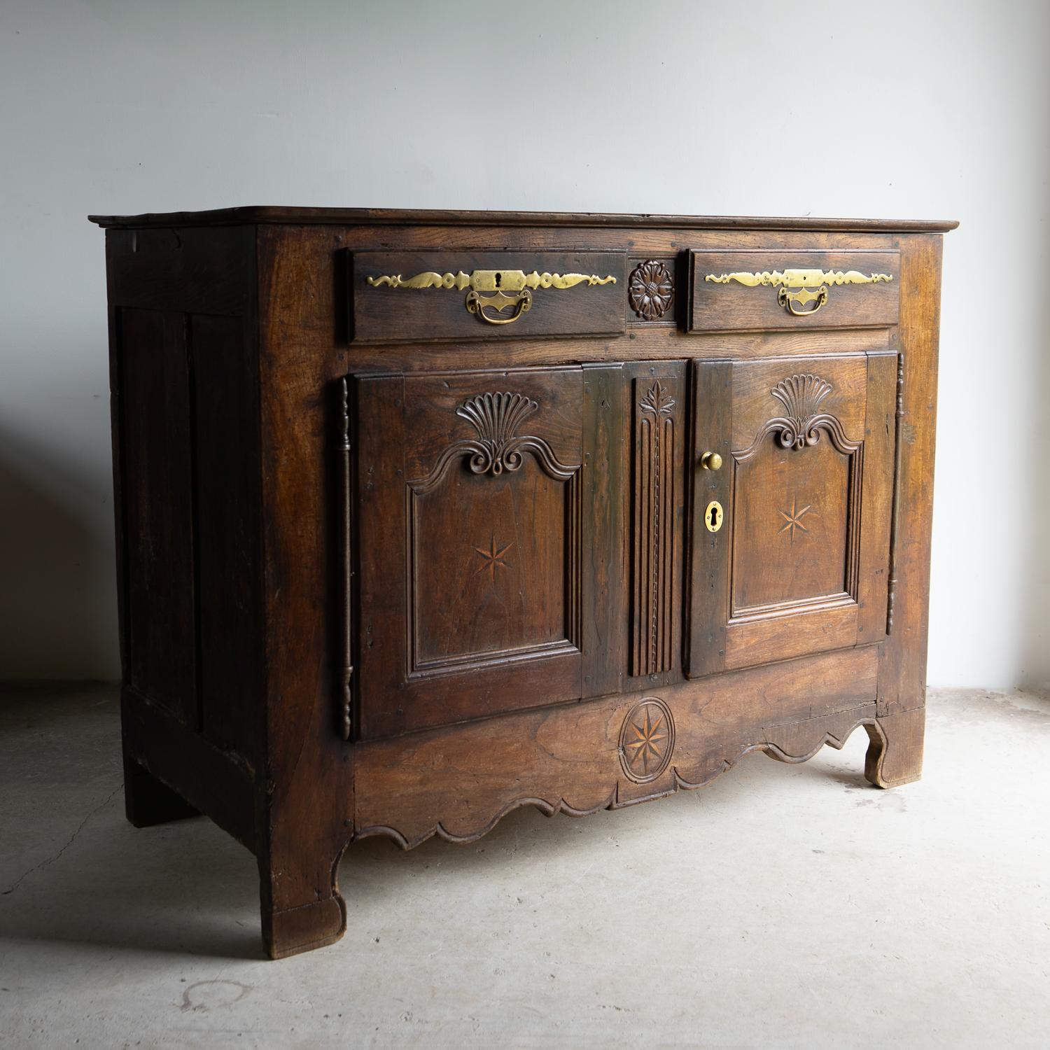 ARMADIO FRANCESE ANTICO

Un mobile altamente decorativo e insolito con dettagli di conchiglie intagliate e stelle intarsiate.

Maniglie in ottone, rosette e cerniere in ferro.

Due cassetti su un armadietto centrale con pareti rivestite in