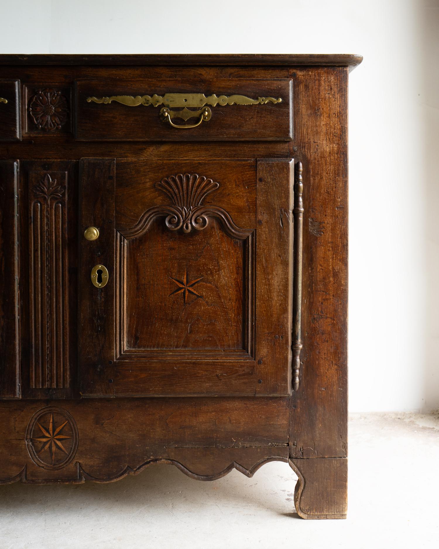 Antique French Louis XIV Inlaid and Carved Oak Cabinet, Early 18Th C. In condizioni buone in vendita a Bristol, GB