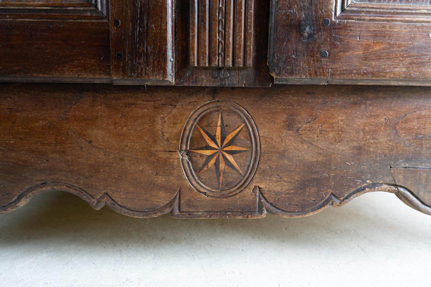Antique French Louis XIV Inlaid and Carved Oak Cabinet, Early 18Th C. in vendita 1