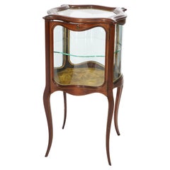 Vitrine serpentine française ancienne de style Louis XIV en acajou et bois de satin incrusté, vers 1890