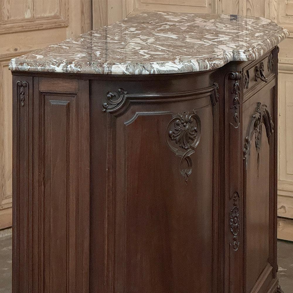 Antique French Louis XIV Buffet en noyer à dessus de marbre et côtés arrondis en vente 4
