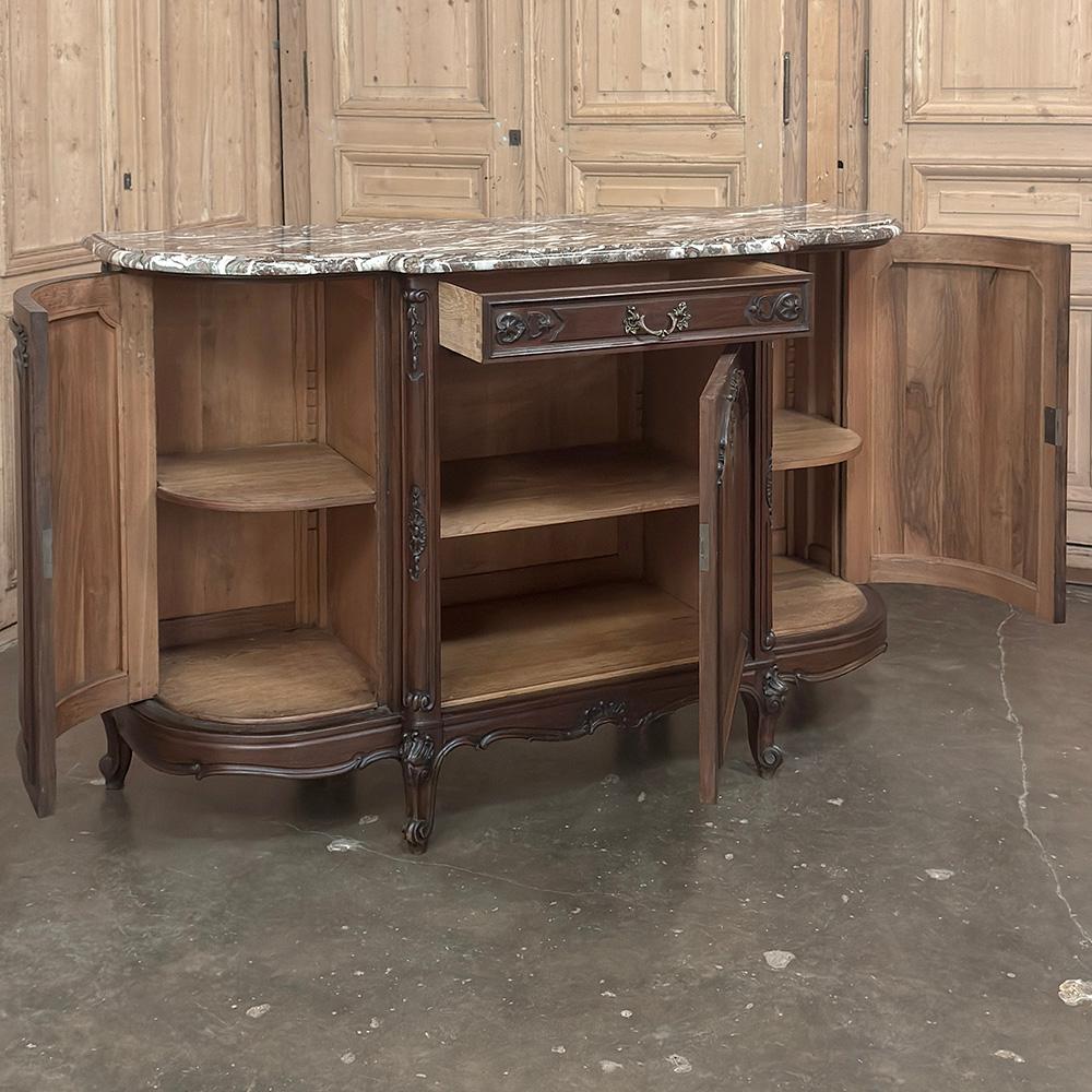 Antique French Louis XIV Buffet en noyer à dessus de marbre et côtés arrondis en vente 9