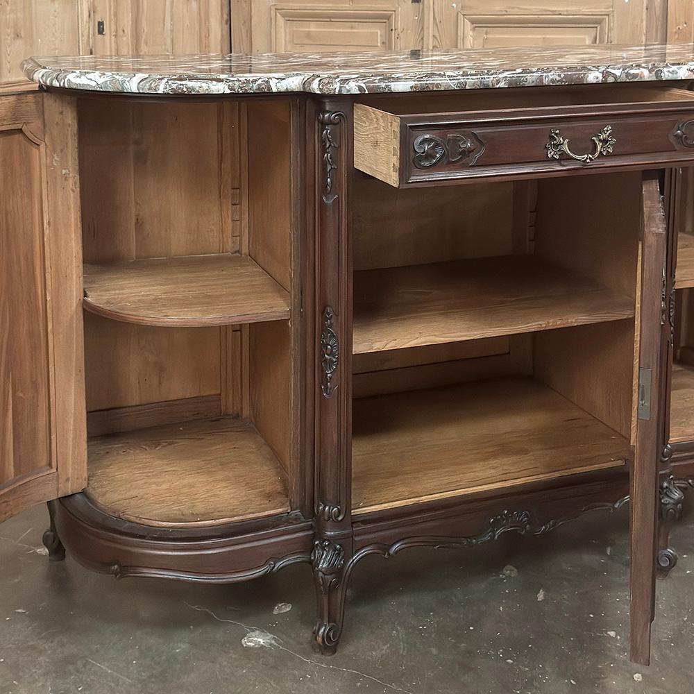 Antique French Louis XIV Buffet en noyer à dessus de marbre et côtés arrondis en vente 10