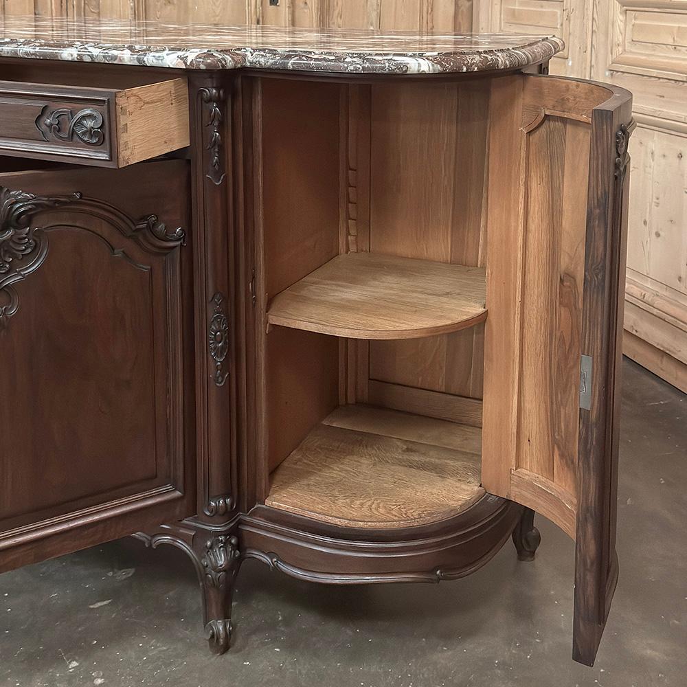 Antique French Louis XIV Buffet en noyer à dessus de marbre et côtés arrondis en vente 11