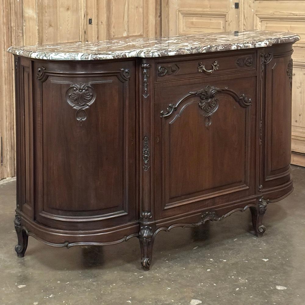 Français Antique French Louis XIV Buffet en noyer à dessus de marbre et côtés arrondis en vente