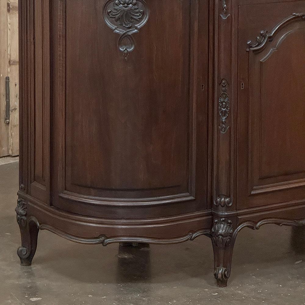 Marbre Antique French Louis XIV Buffet en noyer à dessus de marbre et côtés arrondis en vente