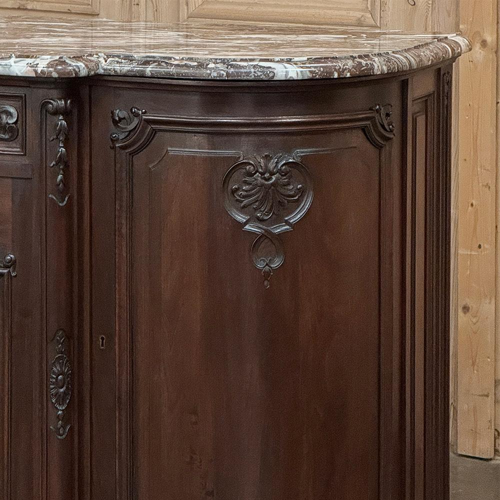 Antique French Louis XIV Buffet en noyer à dessus de marbre et côtés arrondis en vente 1