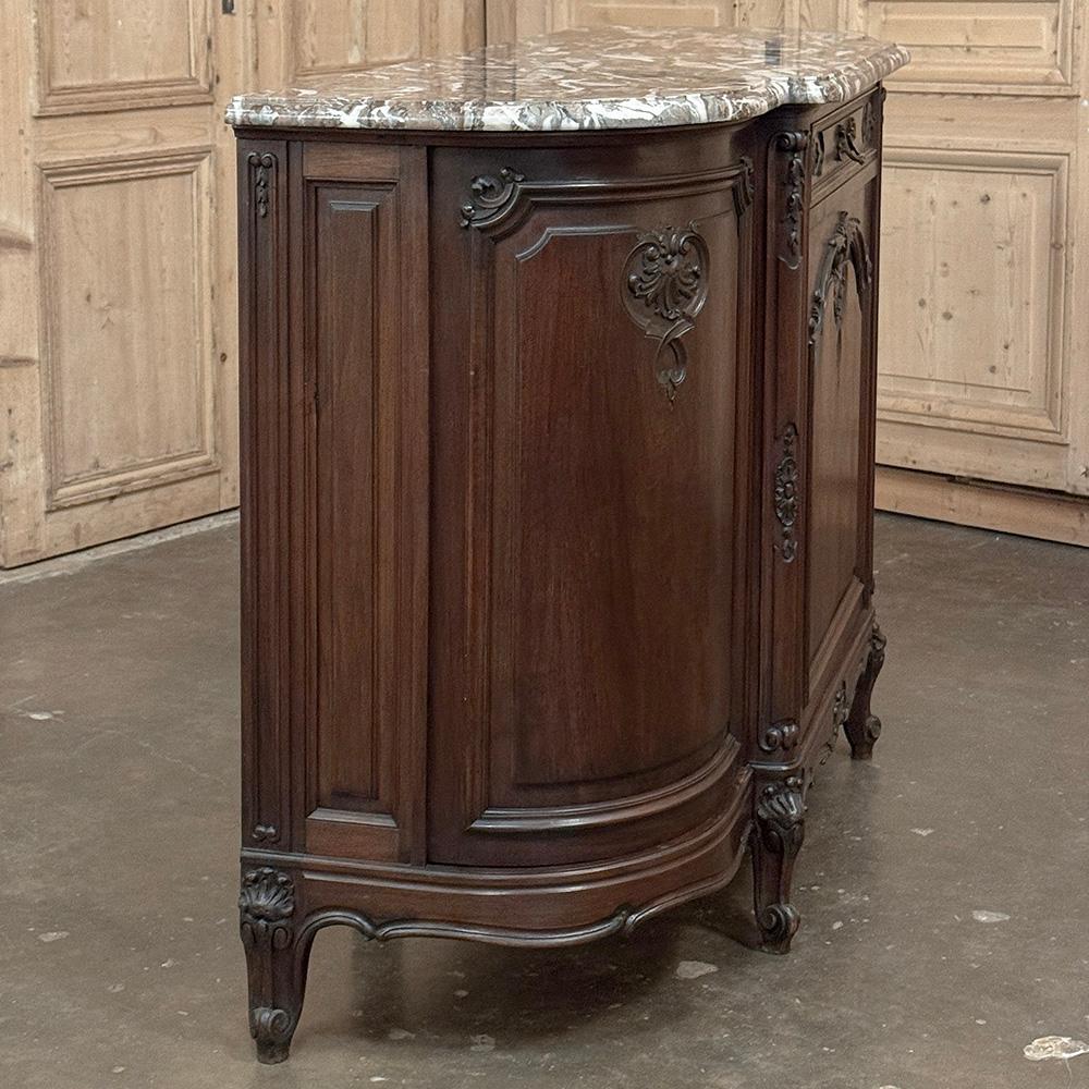 Antique French Louis XIV Buffet en noyer à dessus de marbre et côtés arrondis en vente 3