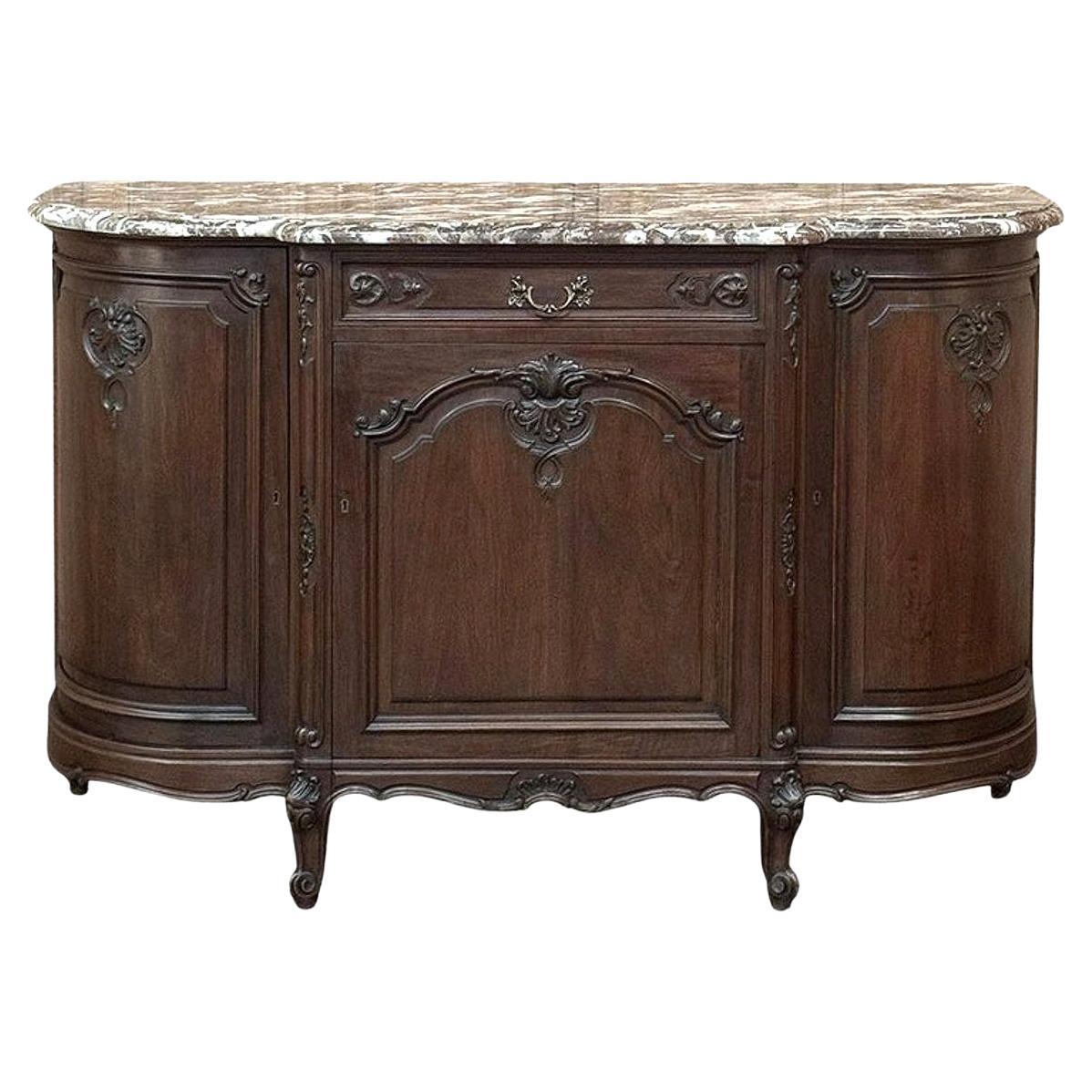 Antique French Louis XIV Buffet en noyer à dessus de marbre et côtés arrondis en vente