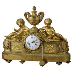 Pendule de cheminée néoclassique française d'antiquités Louis XIV en bronze doré à motifs figuratifs, XIXe siècle