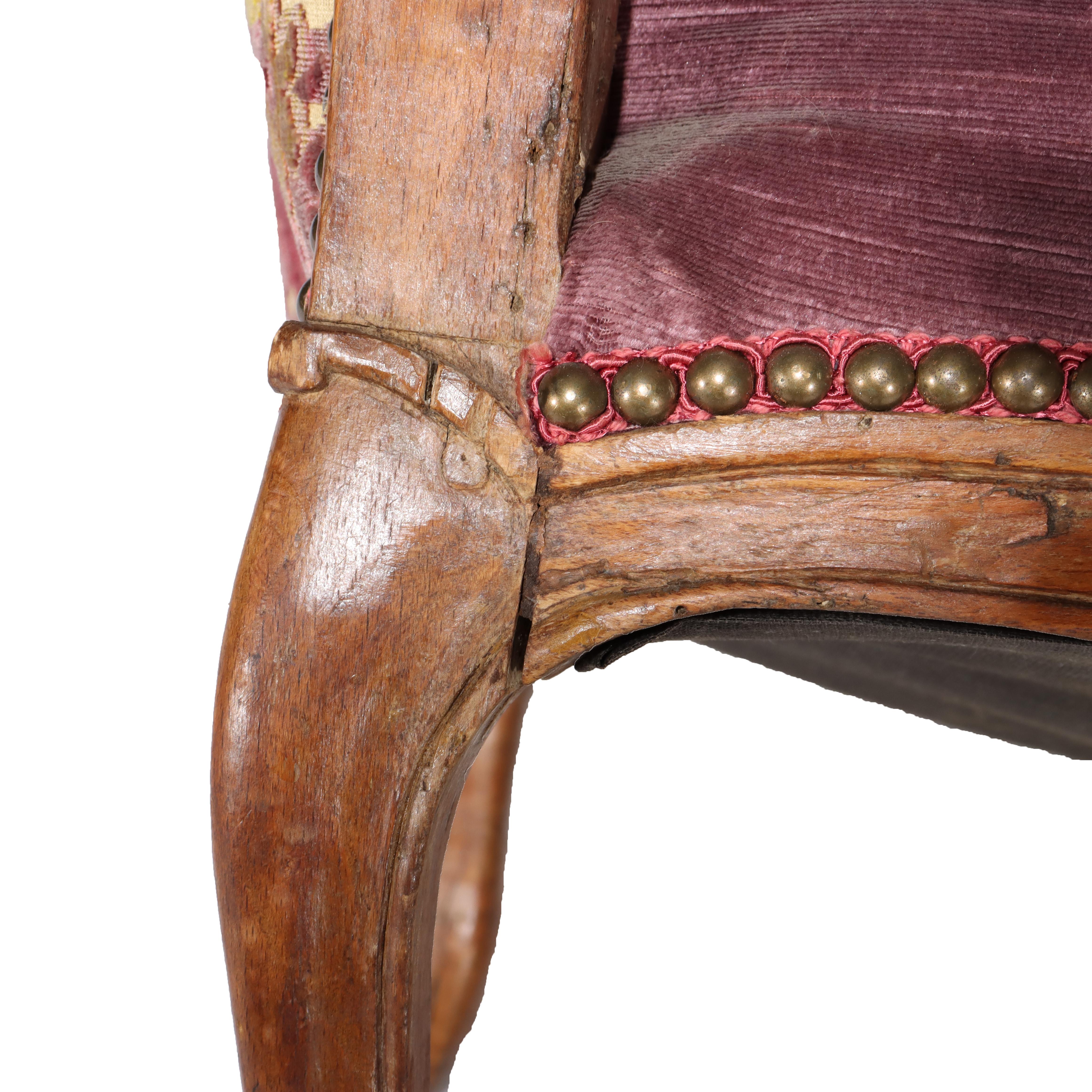Ancien fauteuil Louis XIV en noyer sculpté et surchargé 19ème siècle en vente 5