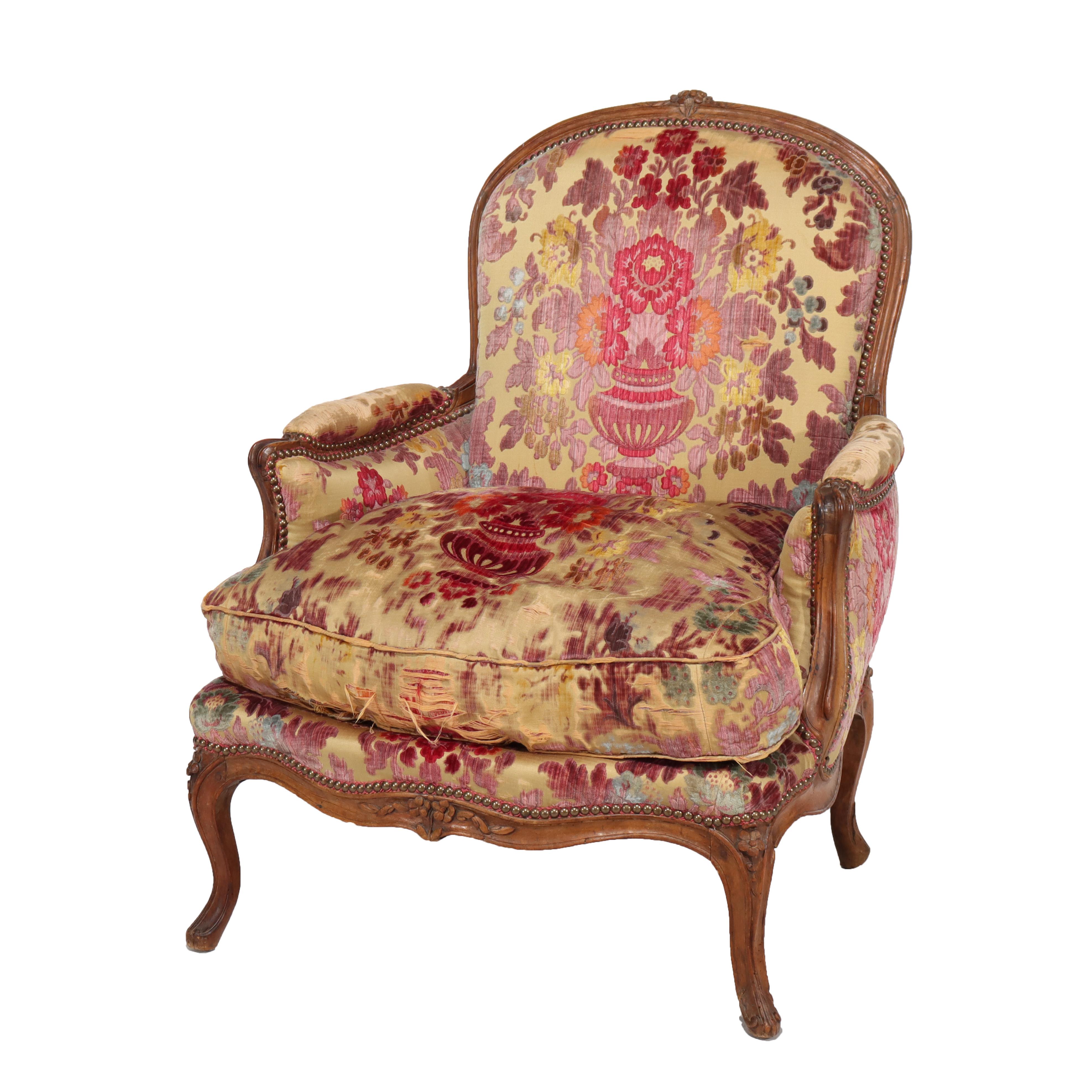 Ancien fauteuil Louis XIV en noyer sculpté et surchargé 19ème siècle Bon état - En vente à Big Flats, NY