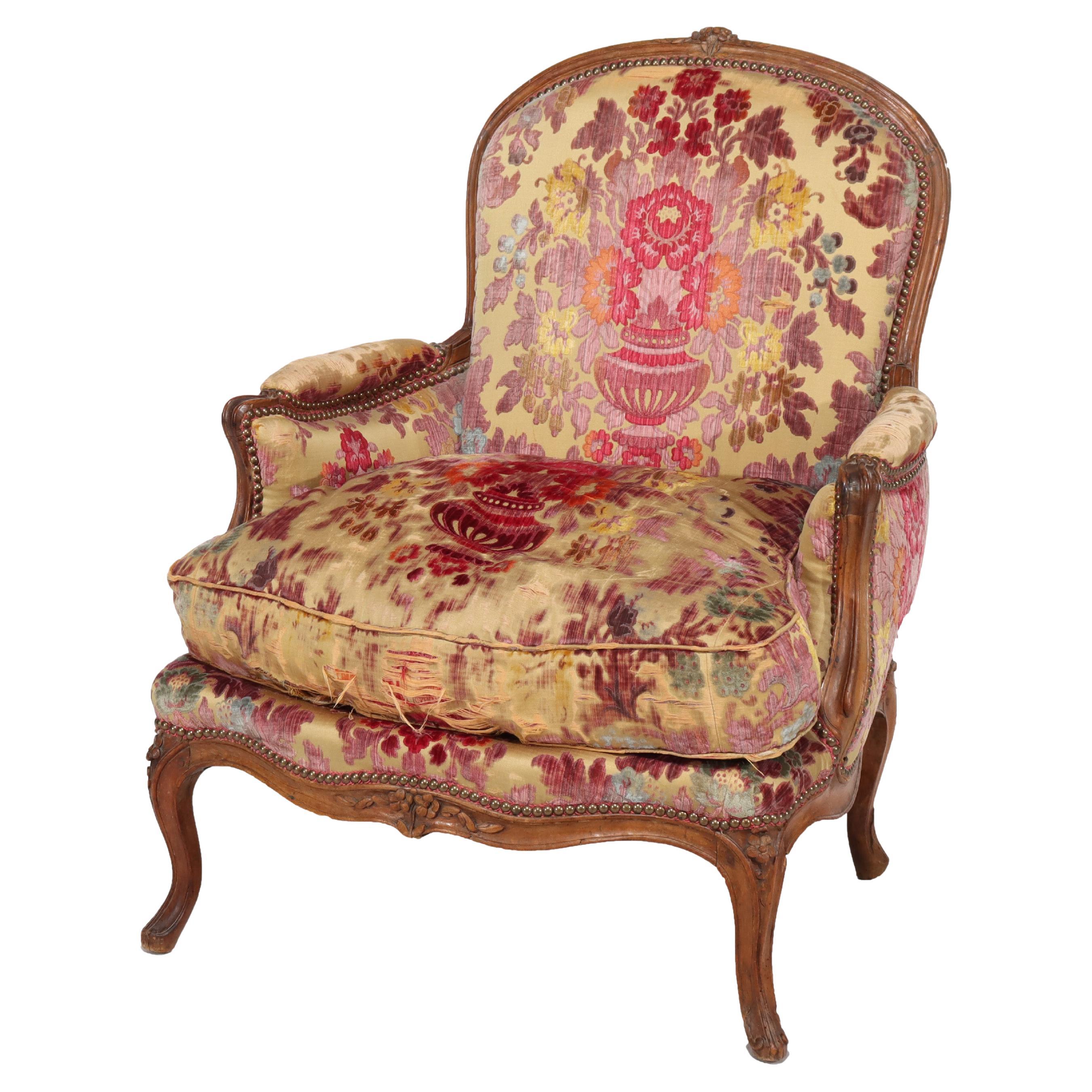Antique French Louis XIV Overstuffed Carved Walnut Armchair (Poltrona in legno di noce intagliato) XIX secolo